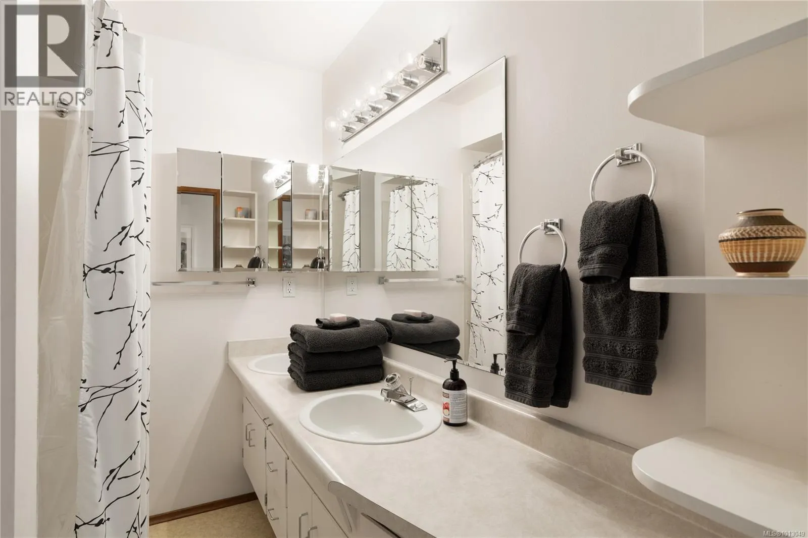 711 Robleda Cres