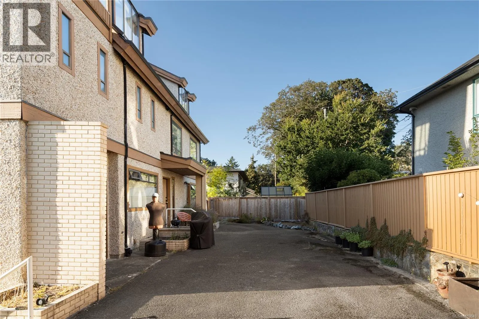 711 Robleda Cres