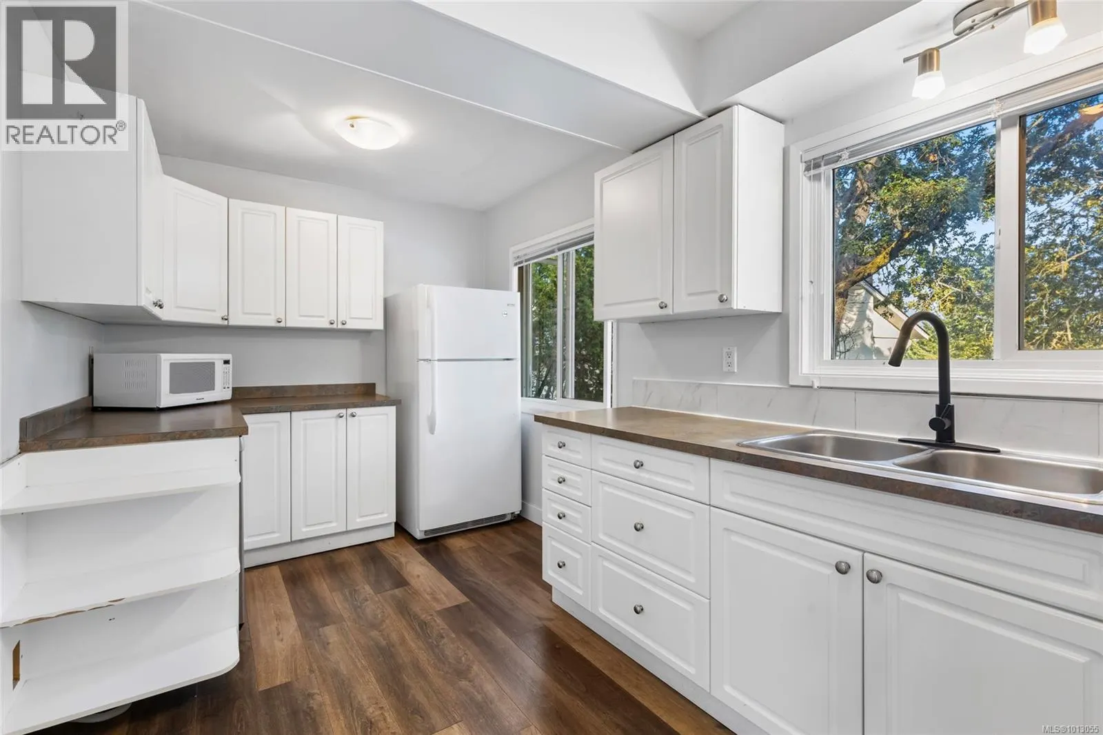4037 Zinnia Rd