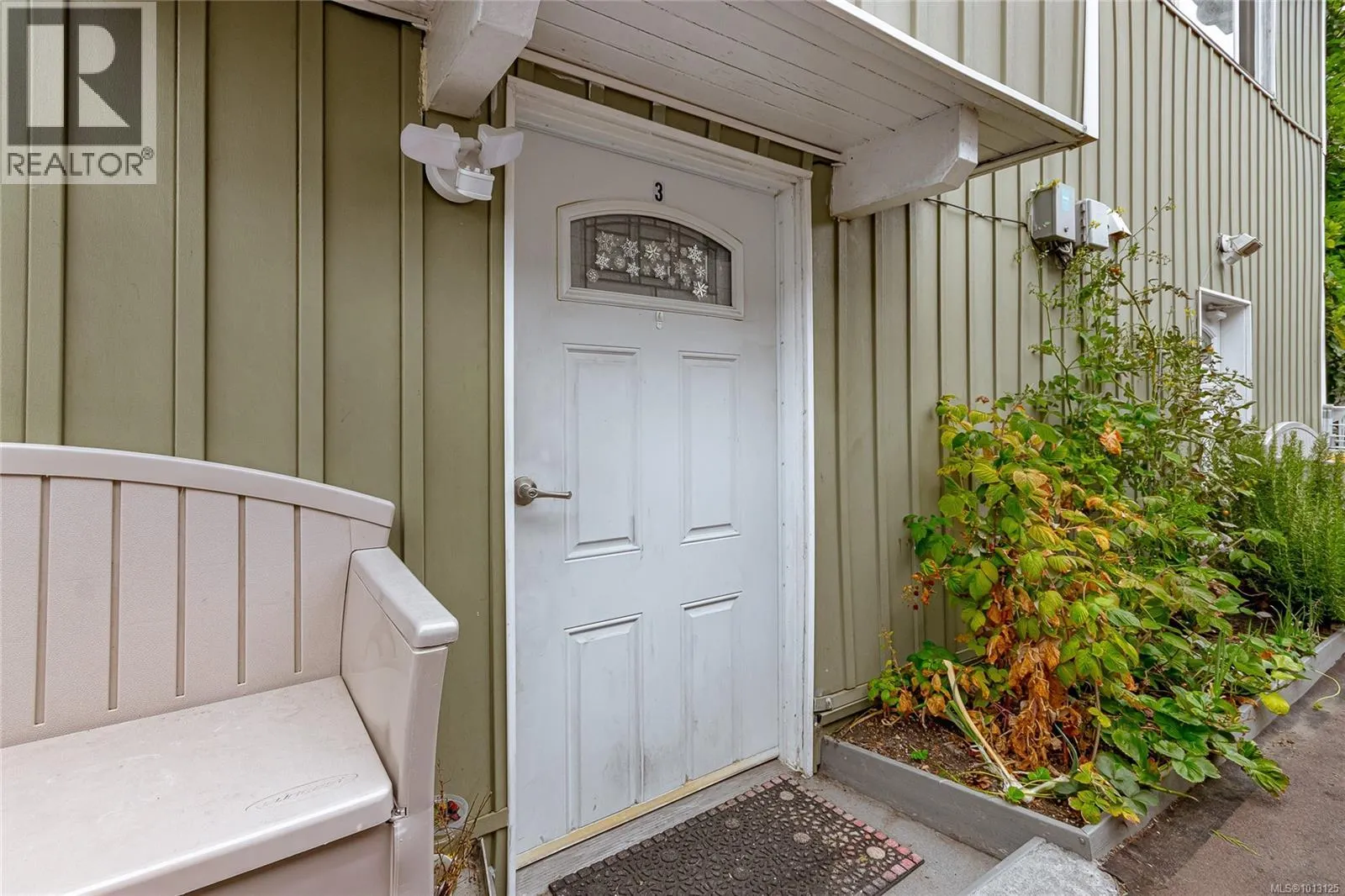 3015 Quadra St