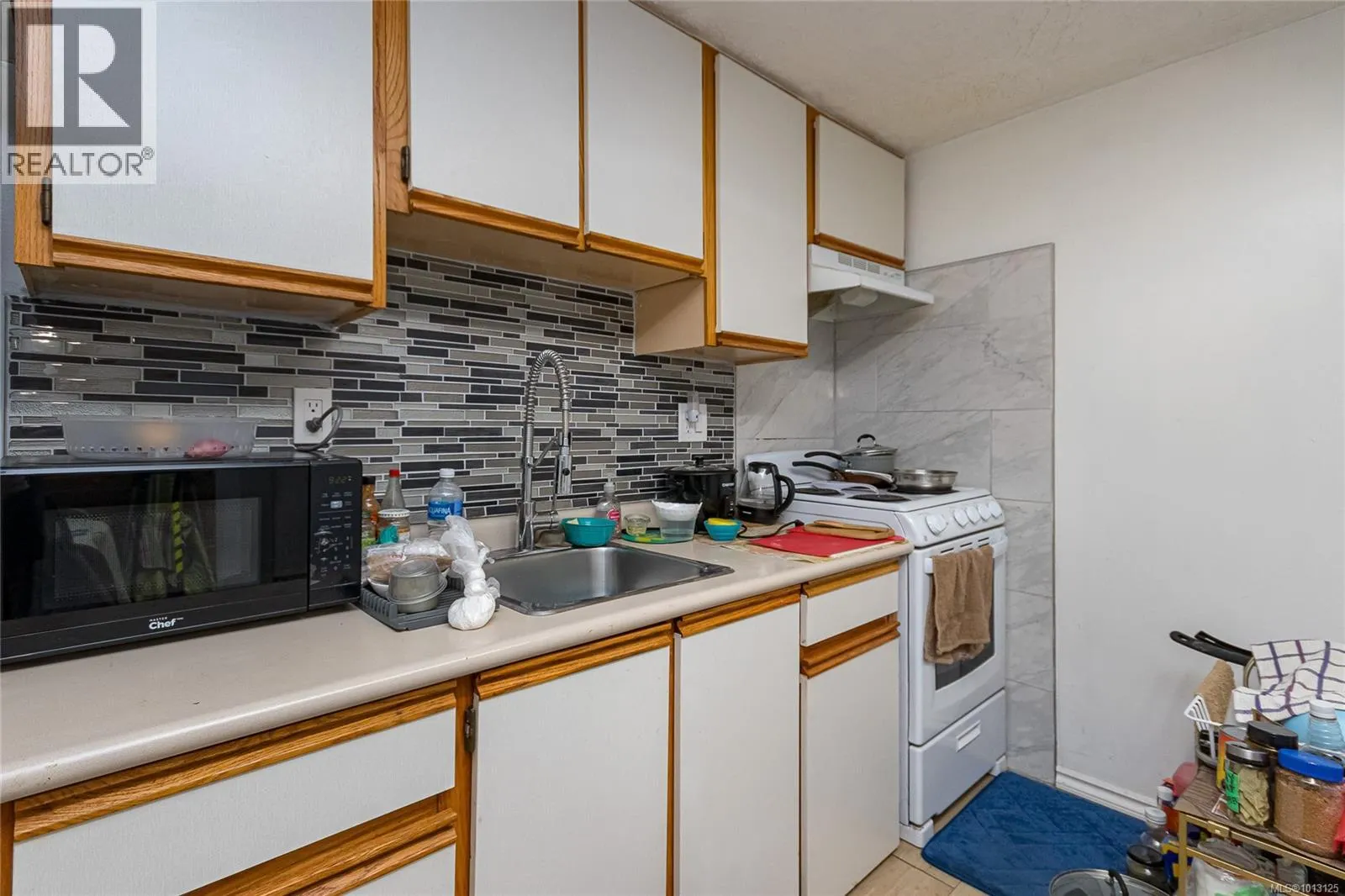 3015 Quadra St