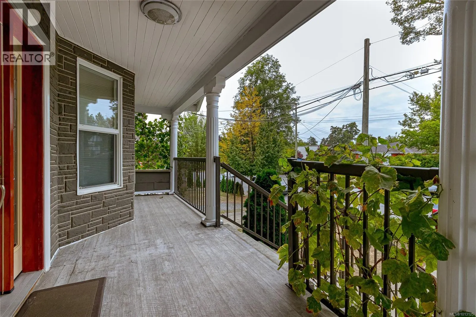 3015 Quadra St