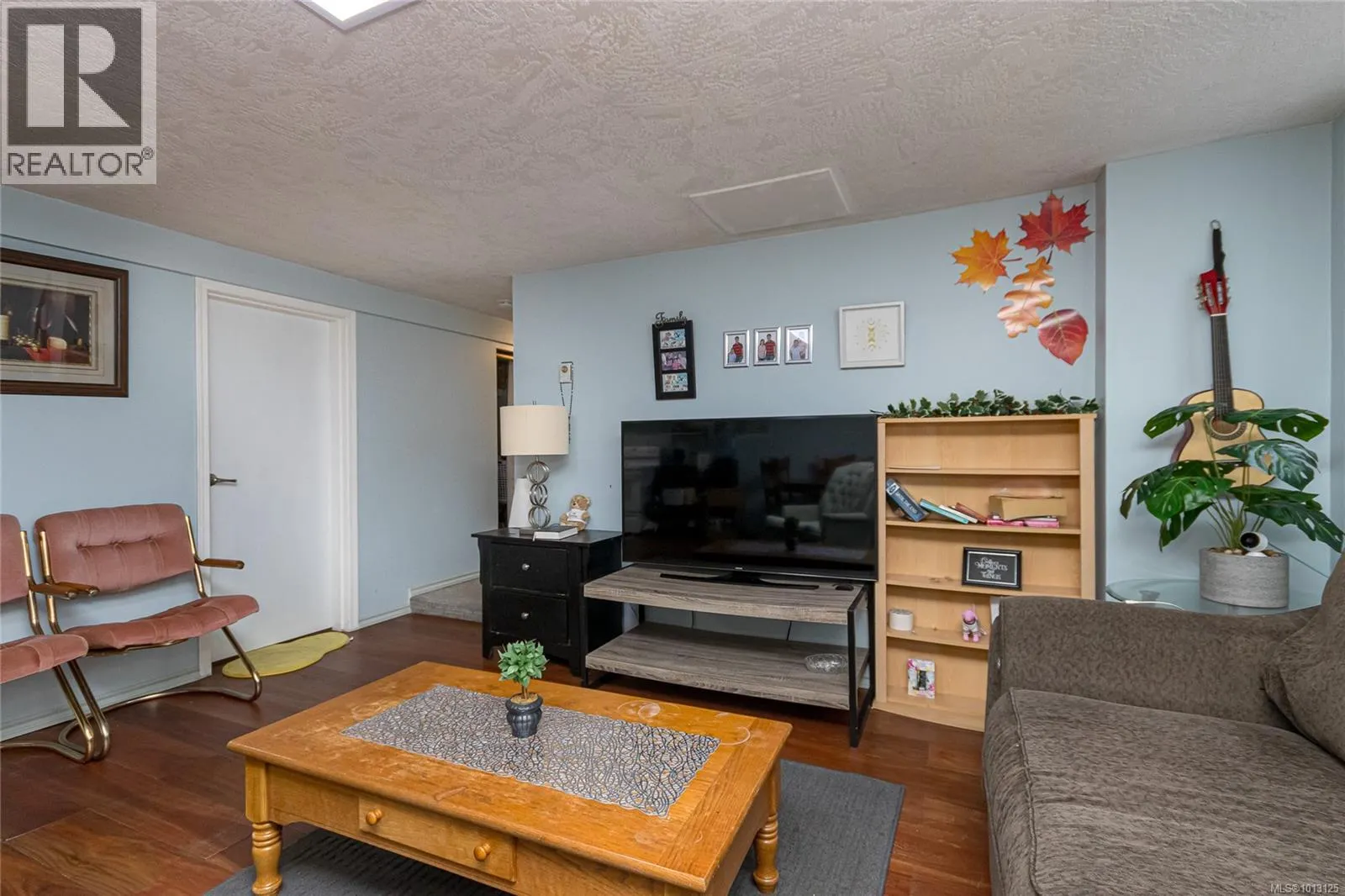 3015 Quadra St
