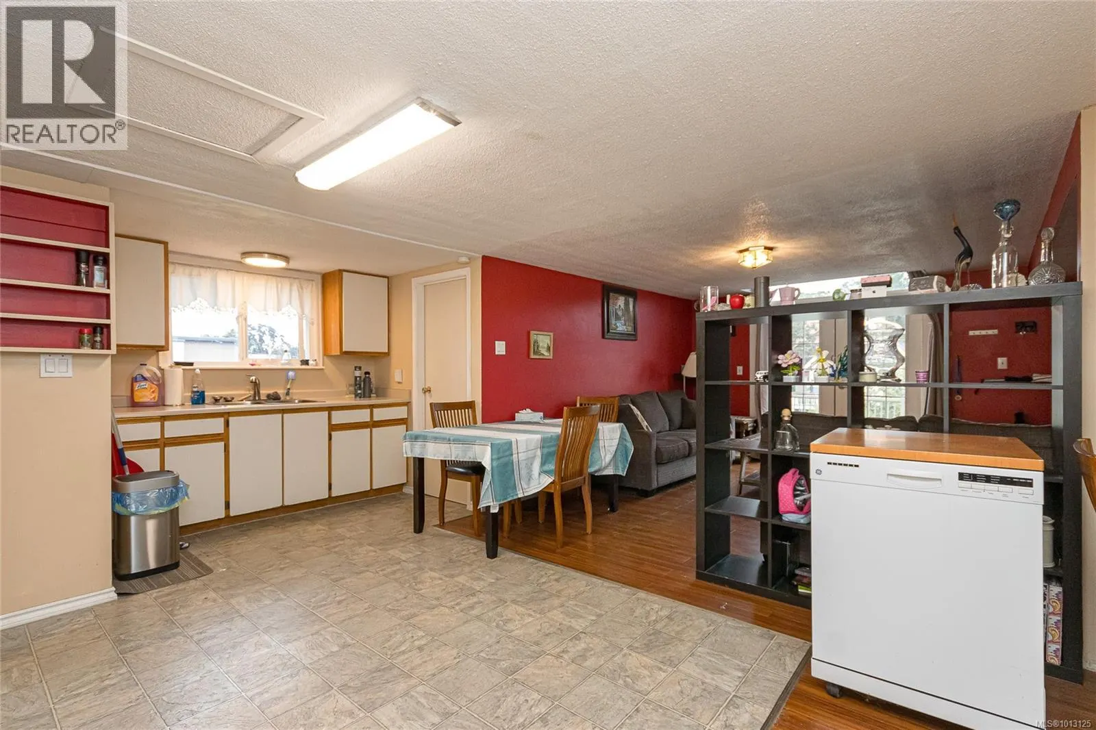 3015 Quadra St