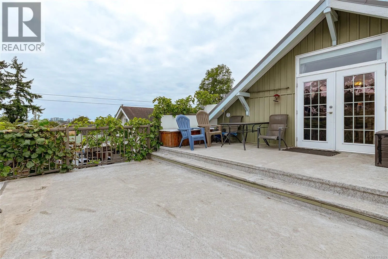 3015 Quadra St