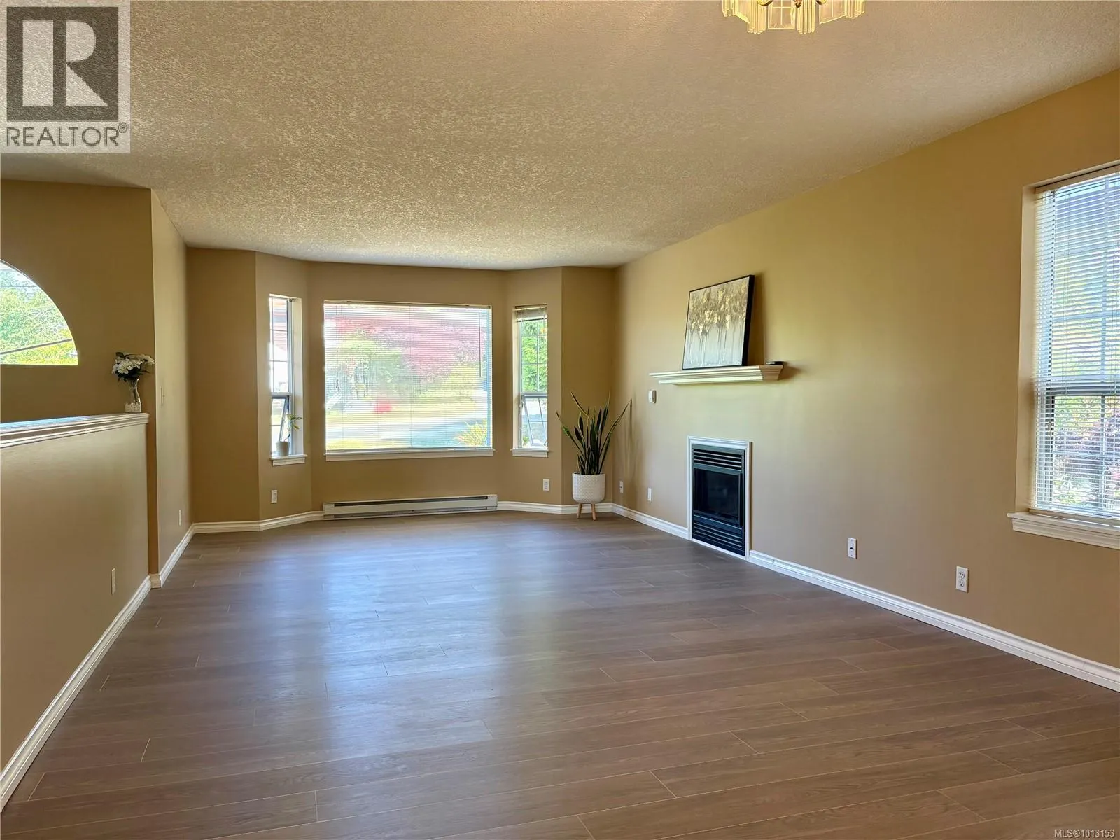 5489 Kenwill Dr