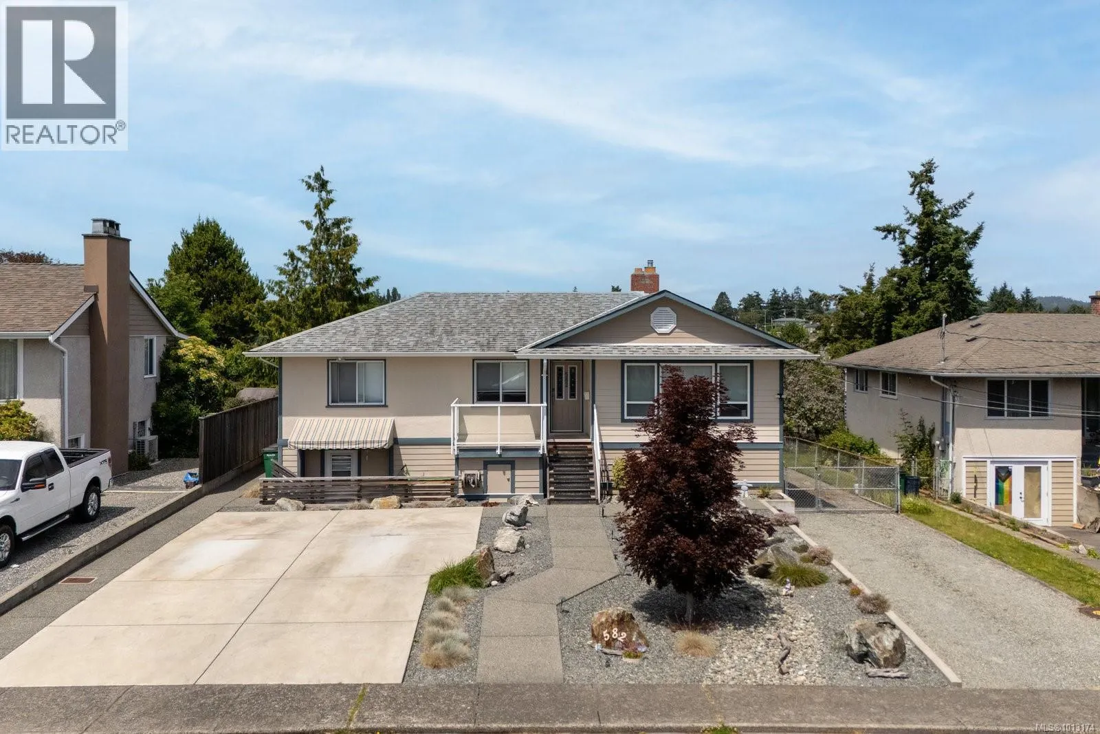 582 Baxter Ave