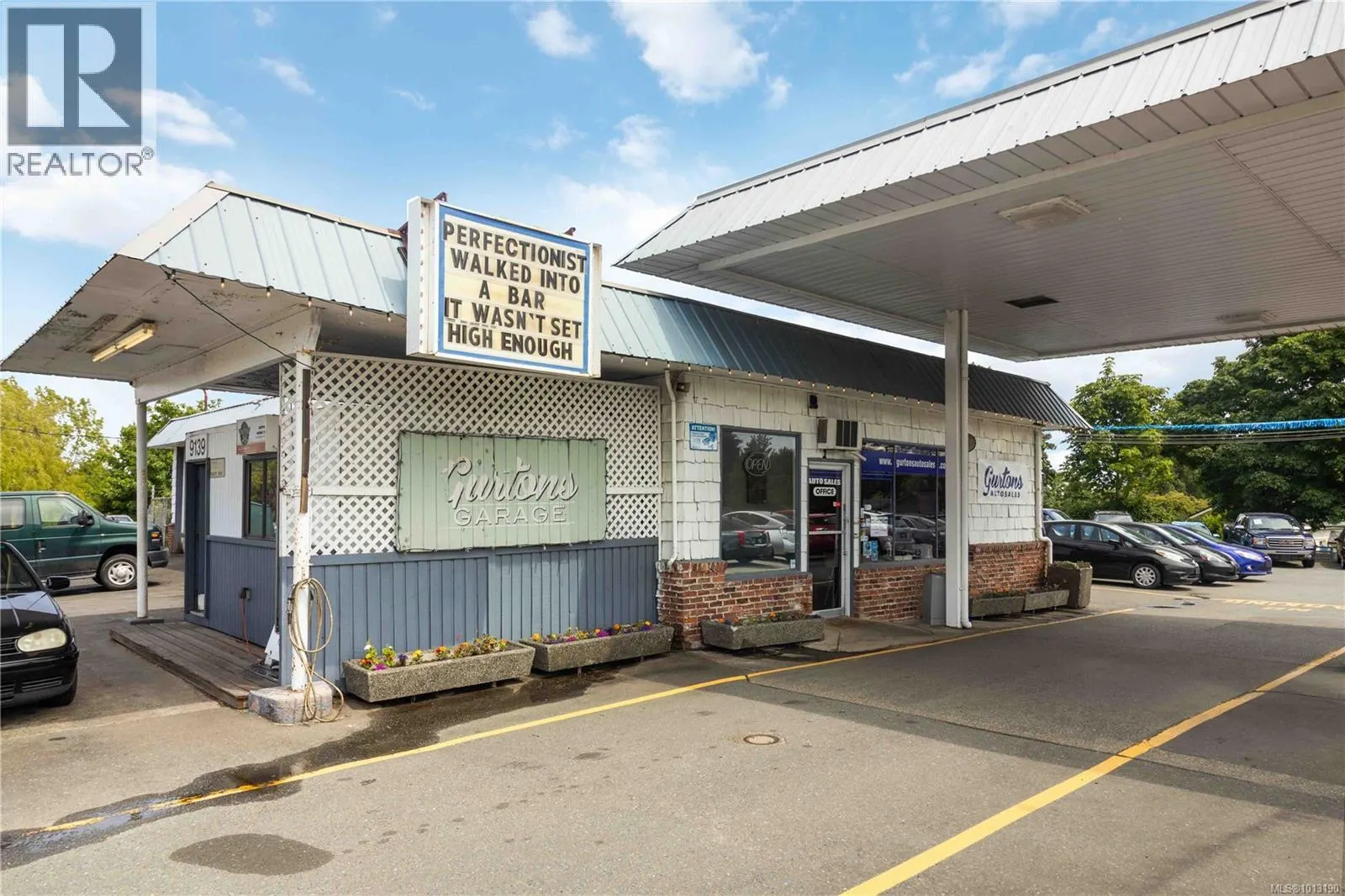 9139 East Saanich Rd