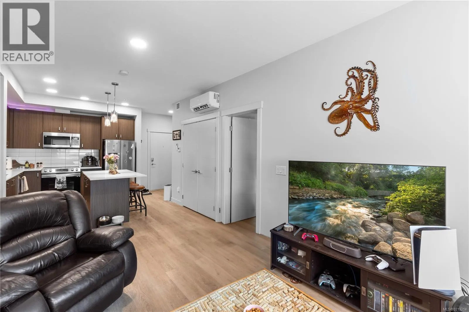 302 164 Alberni Hwy