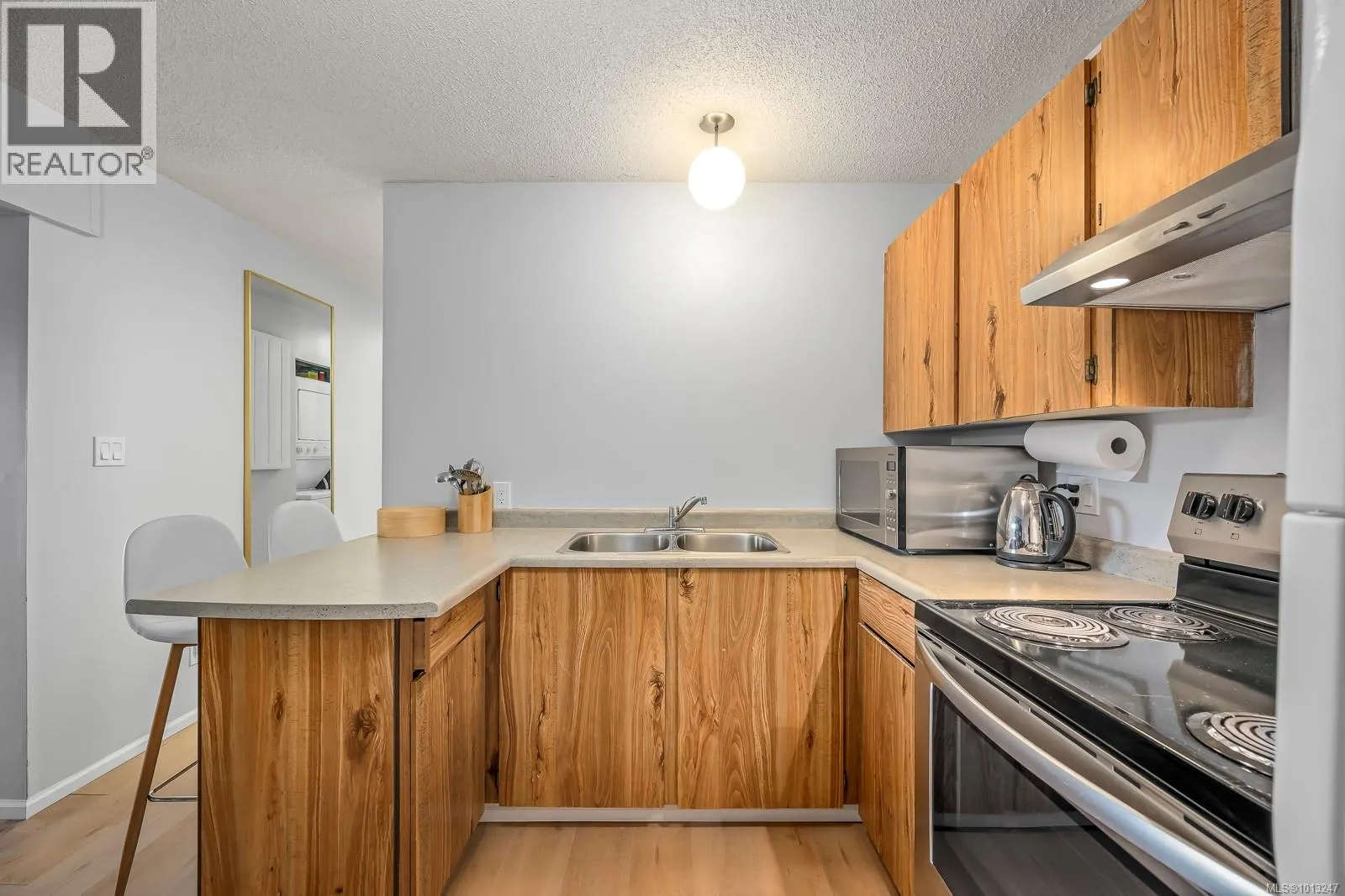 303 695 Castle Crag Cres