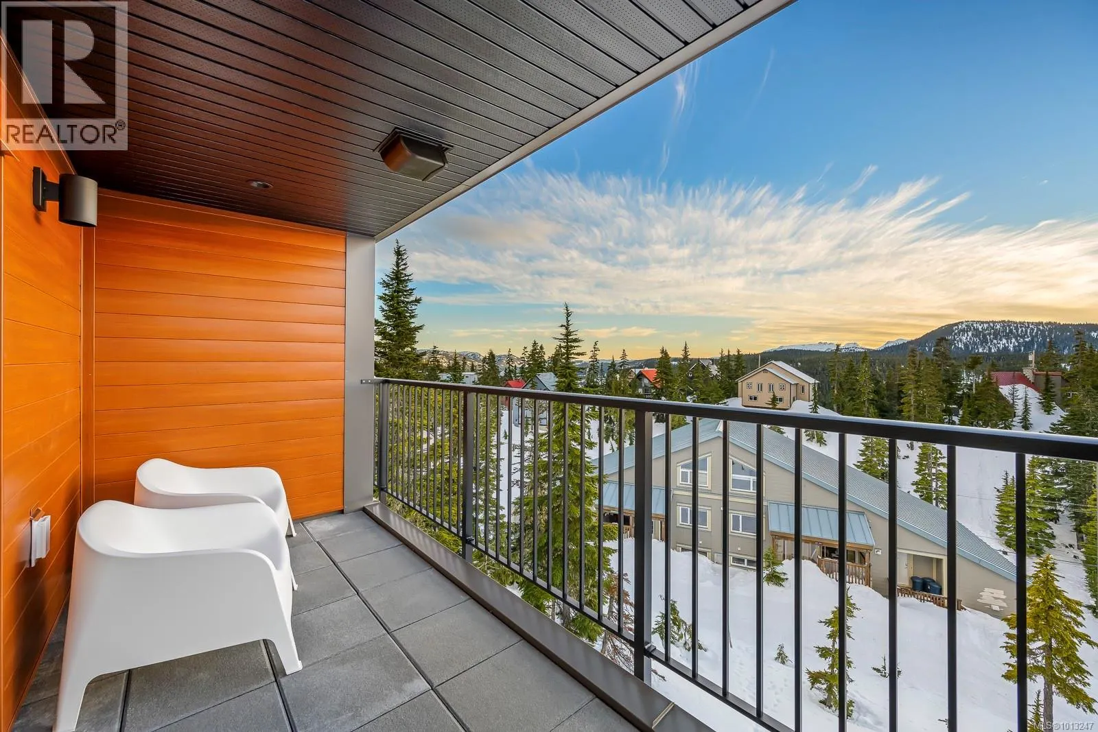 303 695 Castle Crag Cres