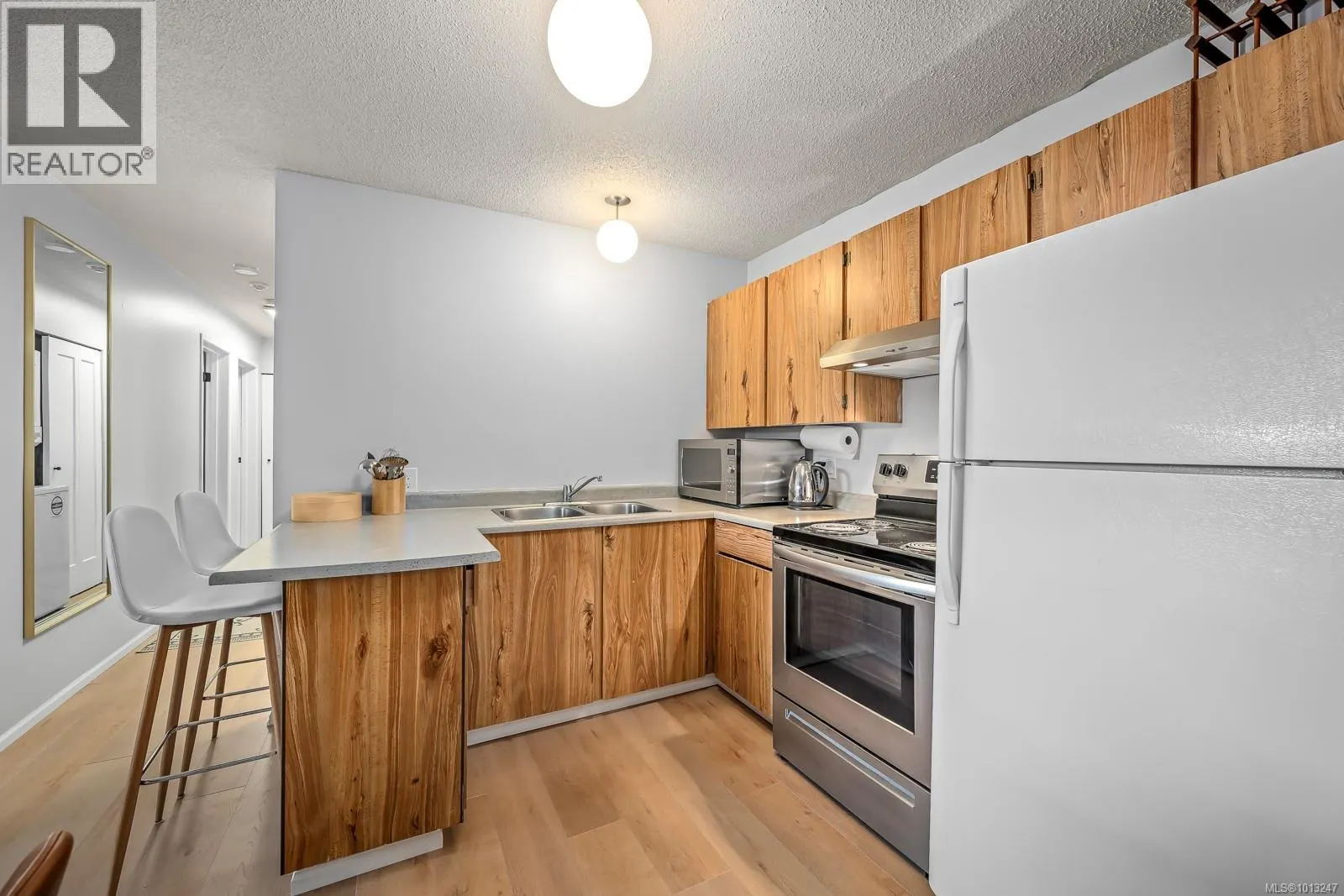 303 695 Castle Crag Cres