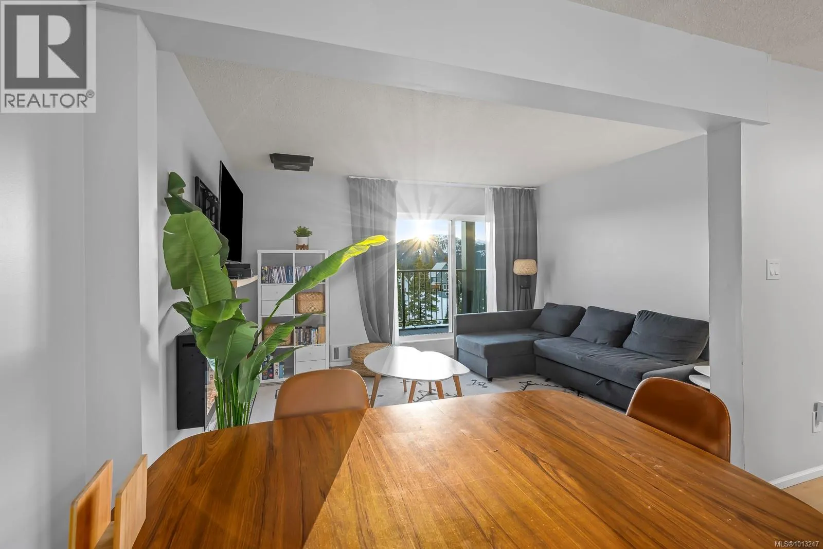 303 695 Castle Crag Cres