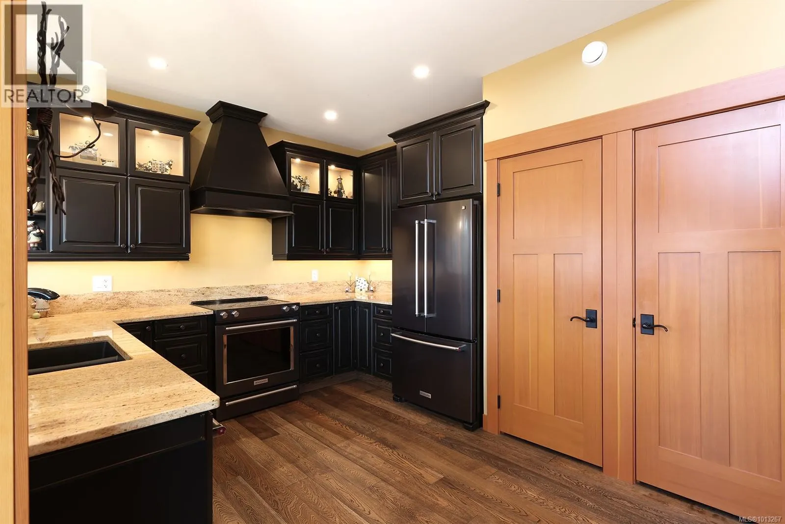 890 Cruikshank Ridge