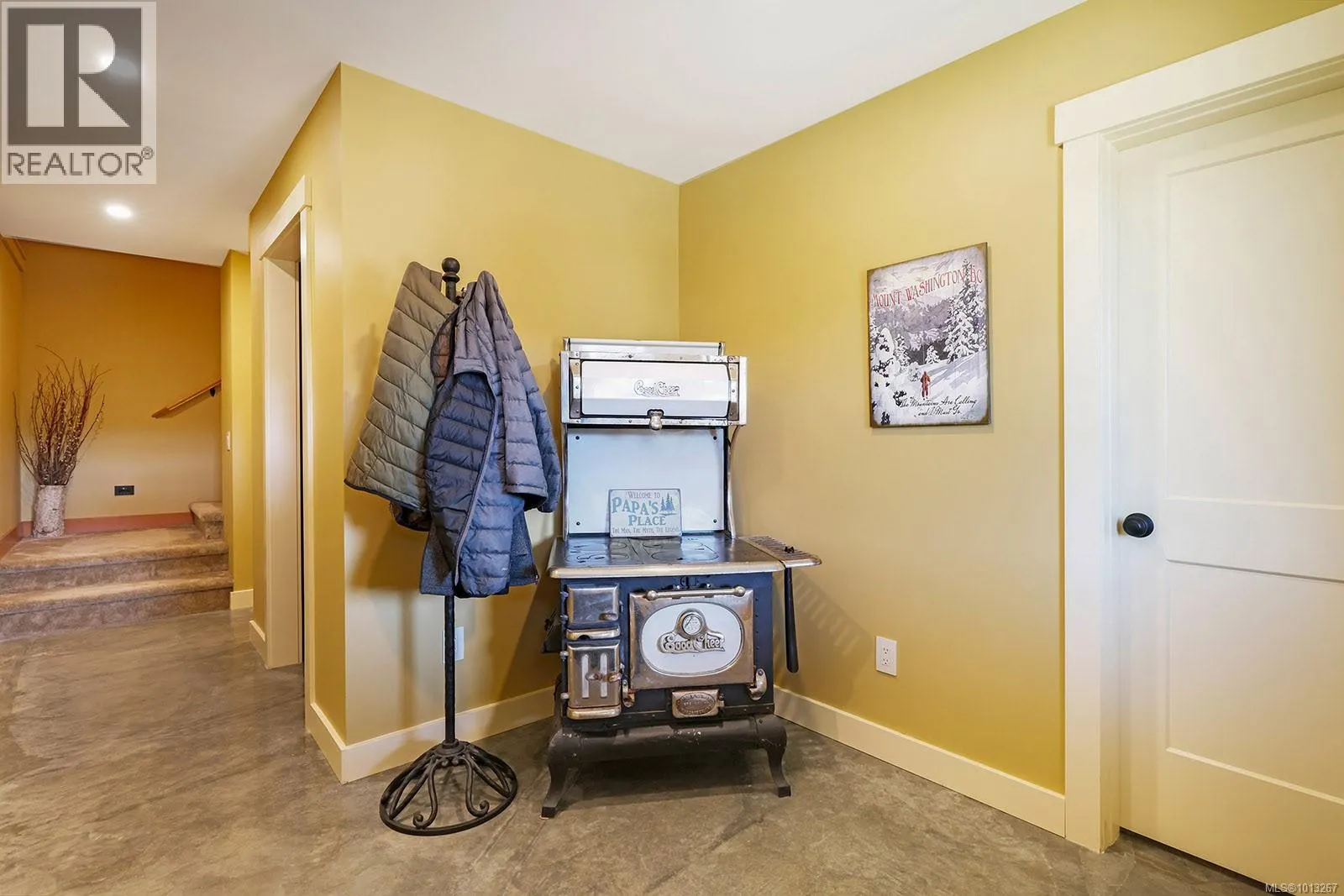 890 Cruikshank Ridge