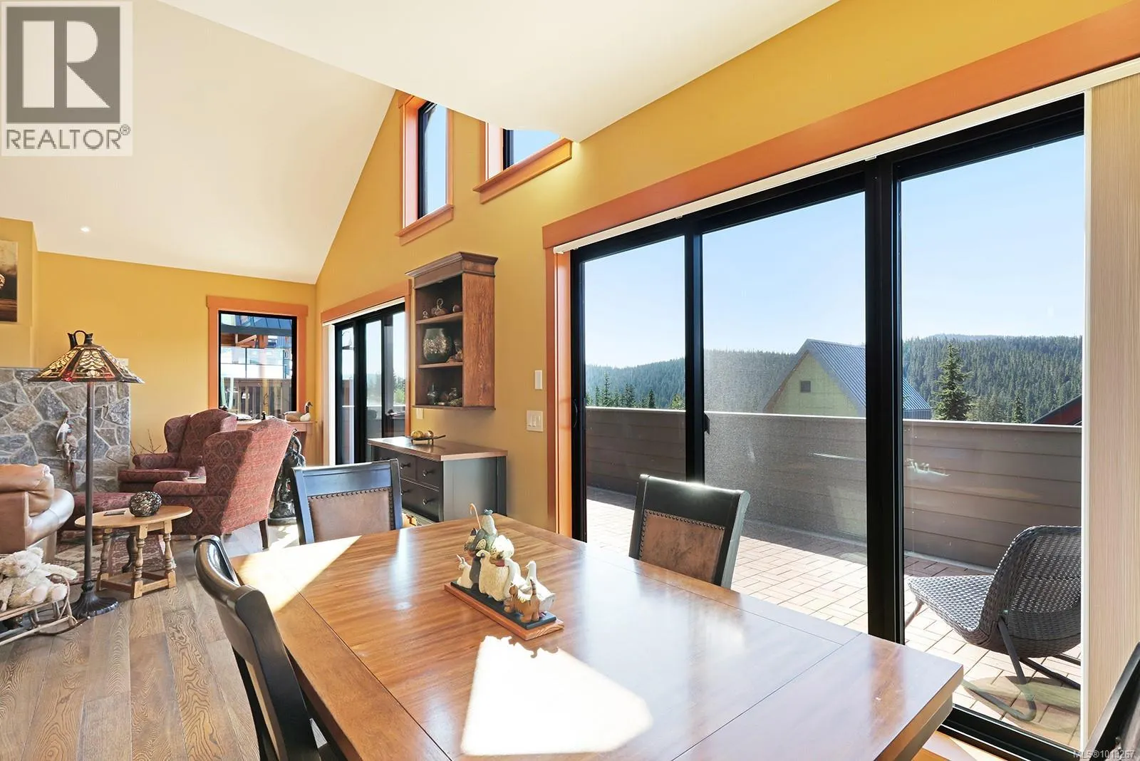890 Cruikshank Ridge