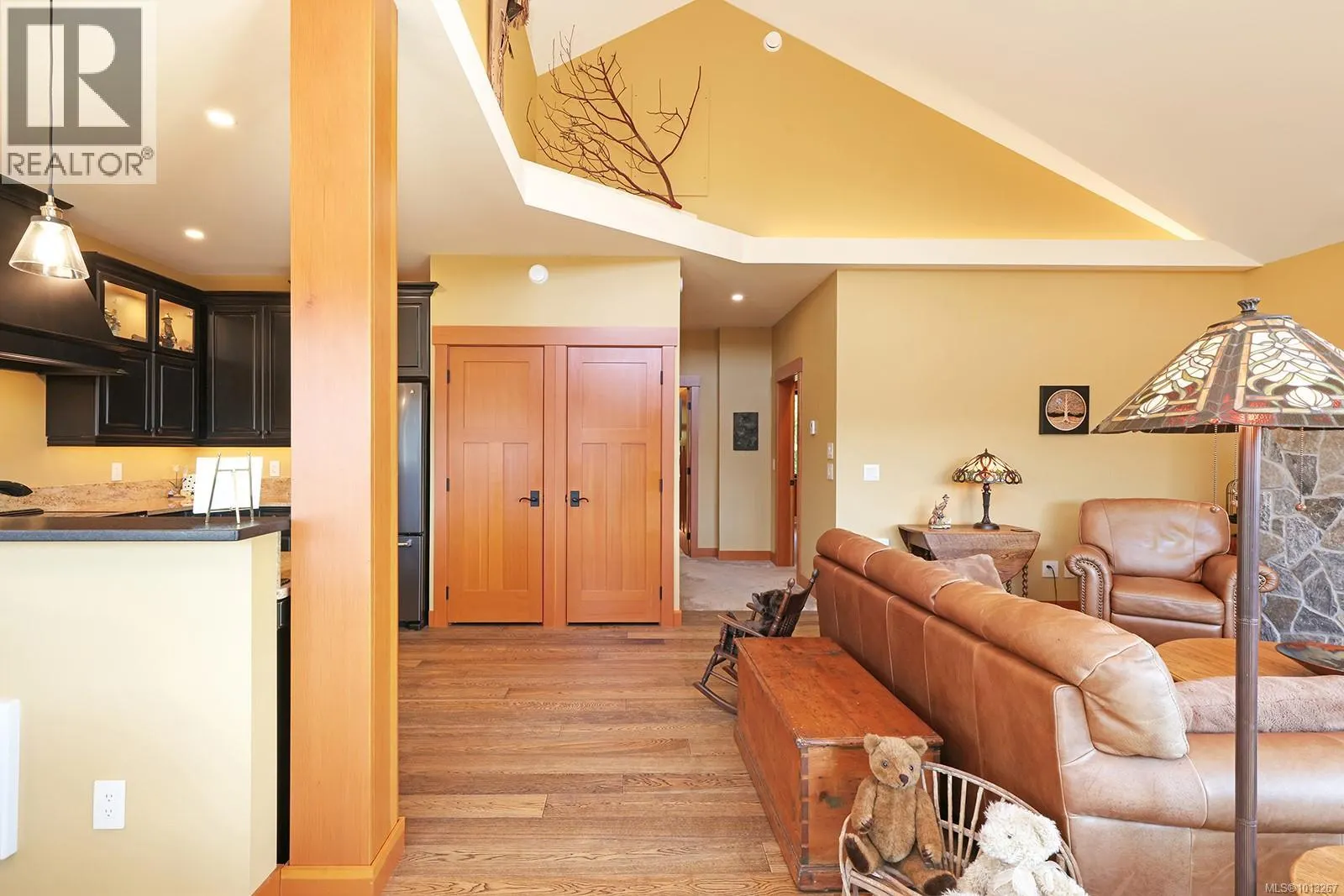 890 Cruikshank Ridge
