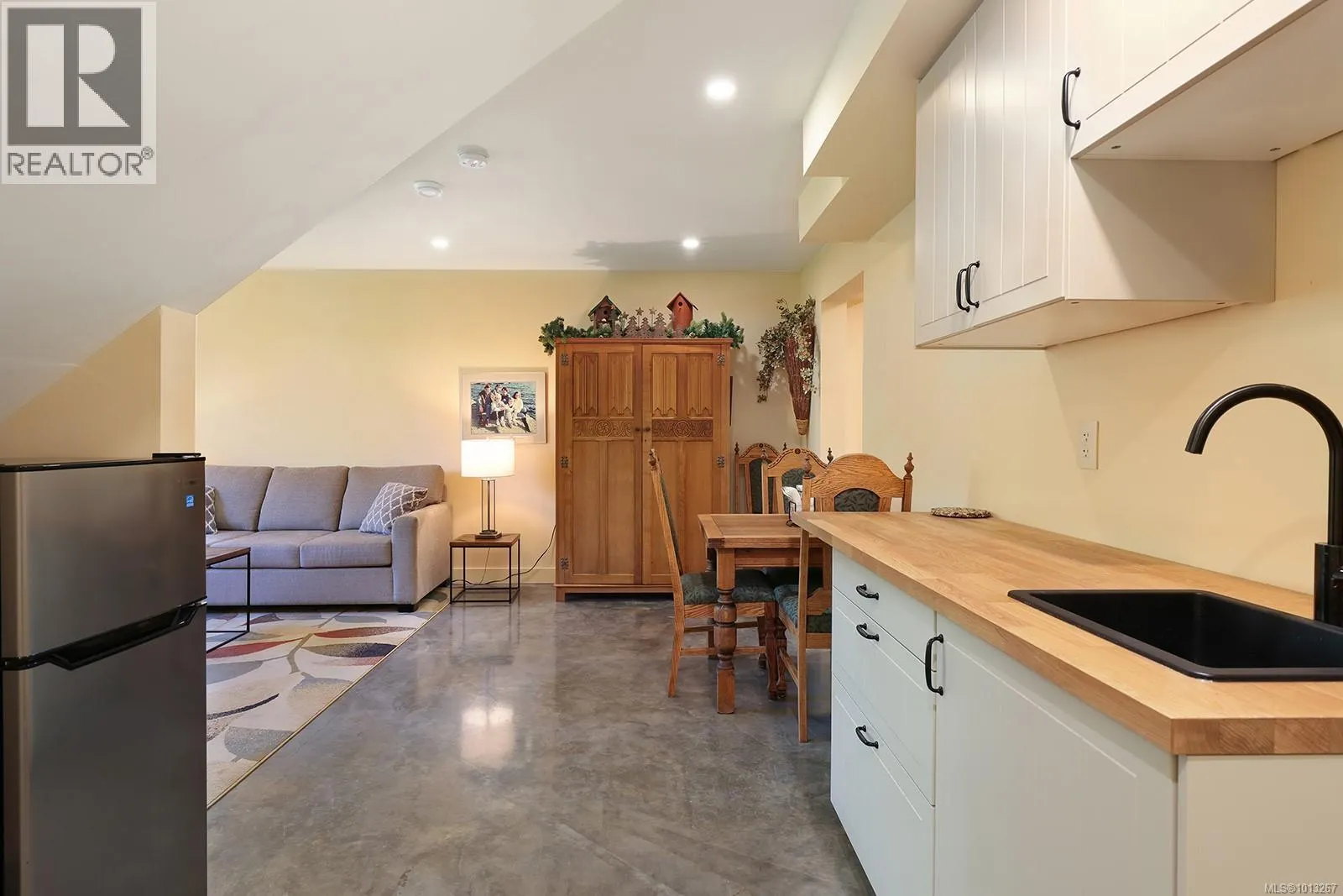 890 Cruikshank Ridge