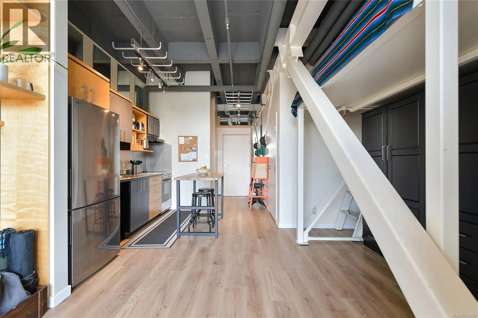 513 1061 Fort St