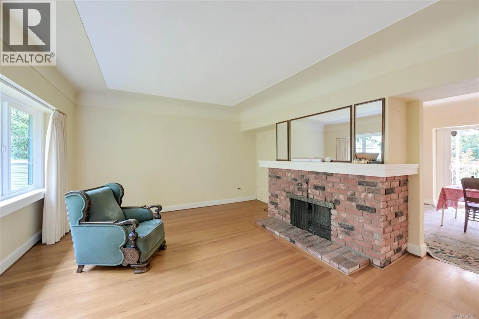 2587 MacDonald Dr W