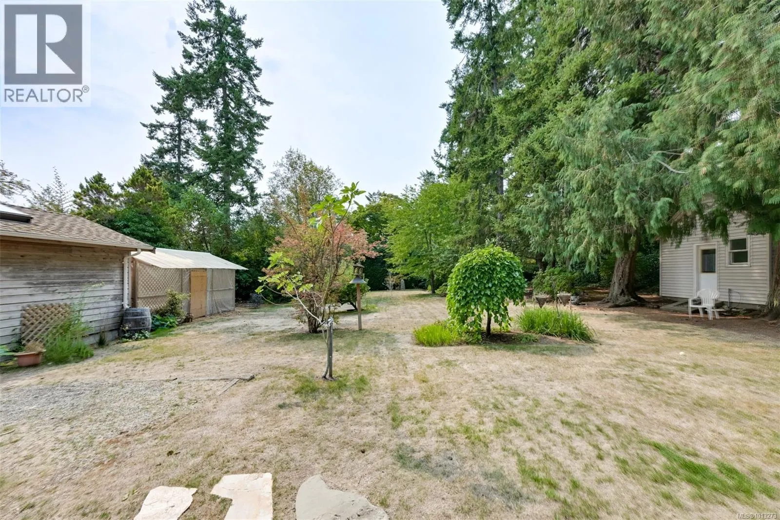 2587 MacDonald Dr W