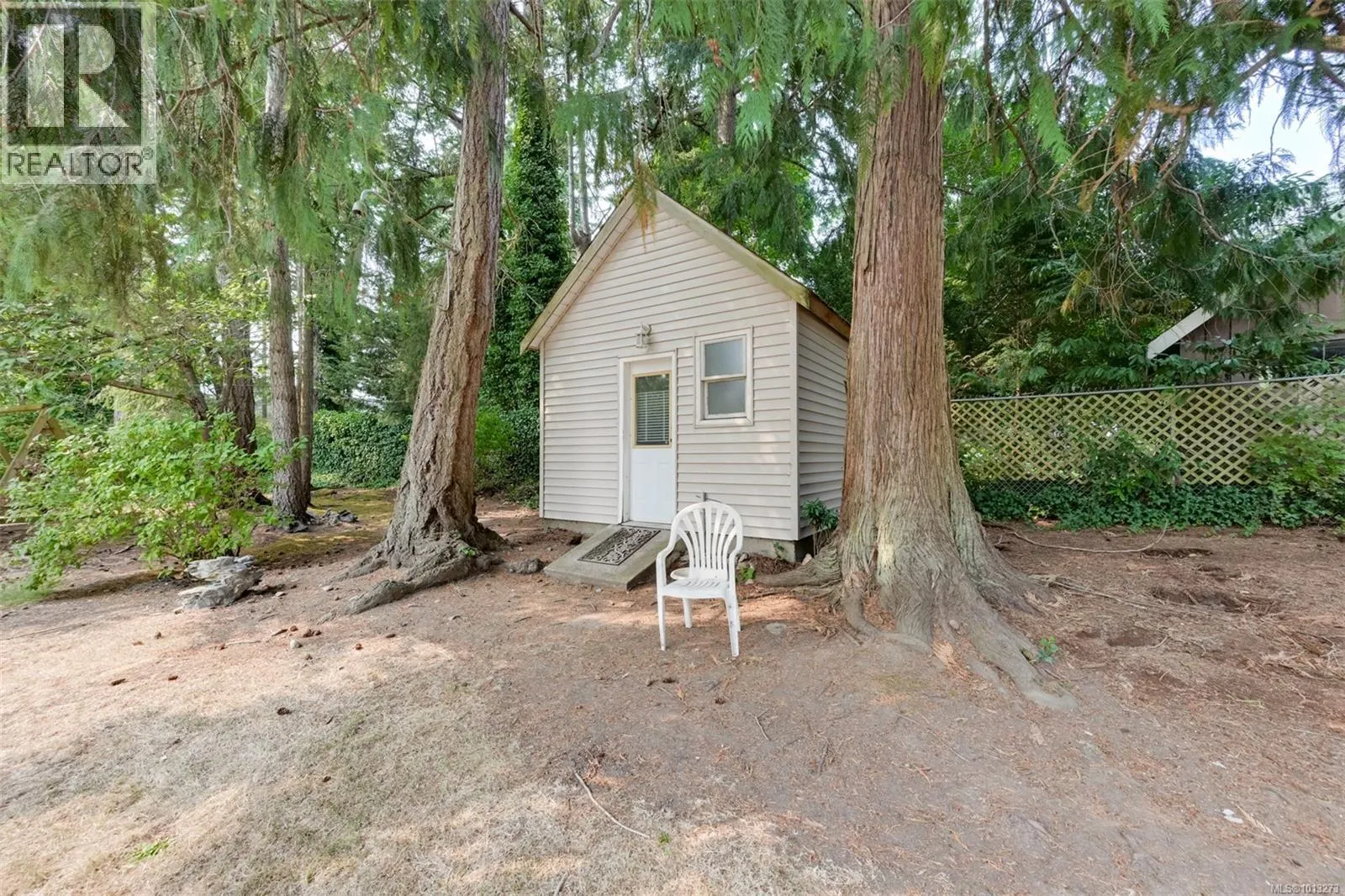 2587 MacDonald Dr W