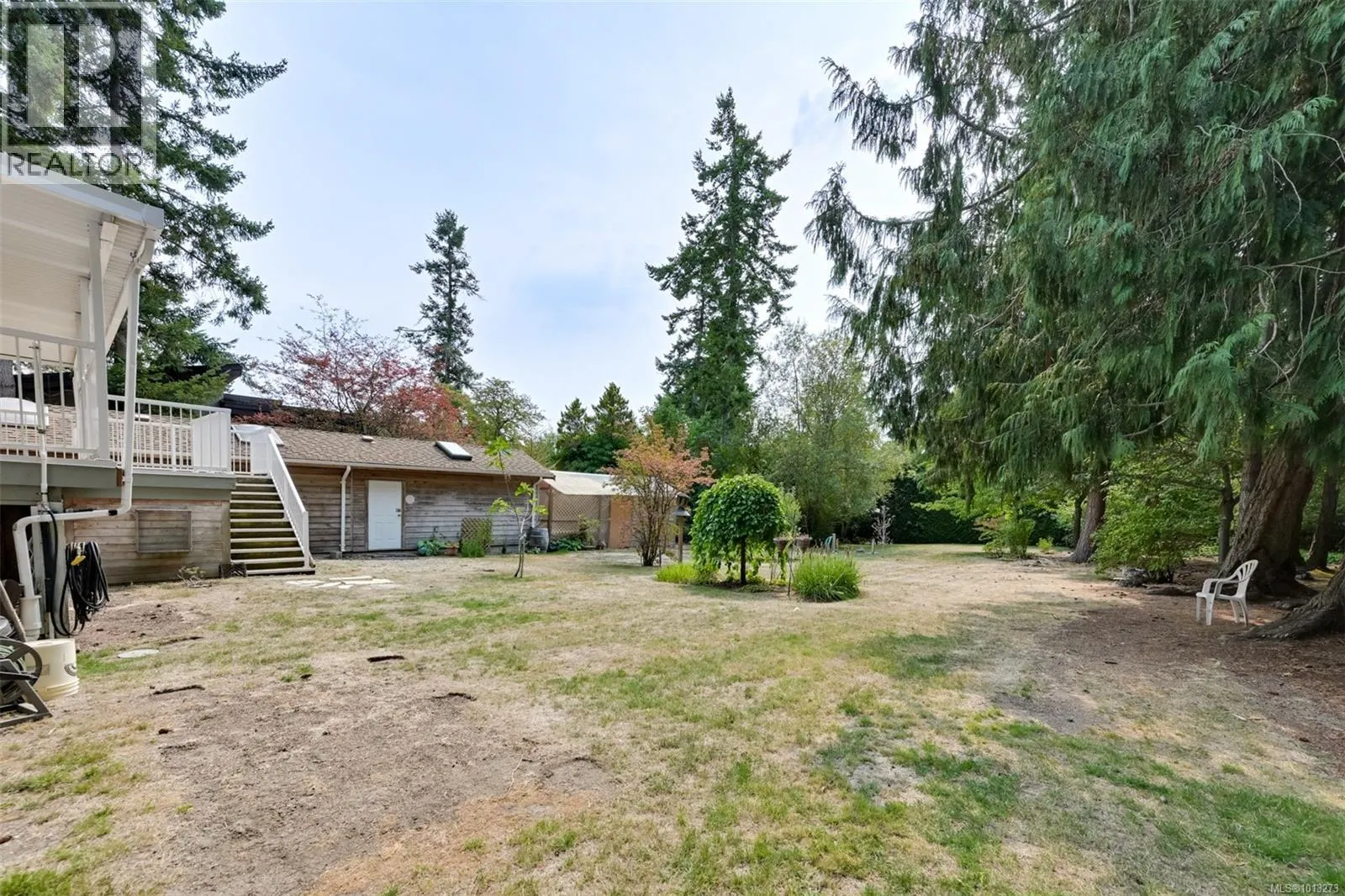2587 MacDonald Dr W