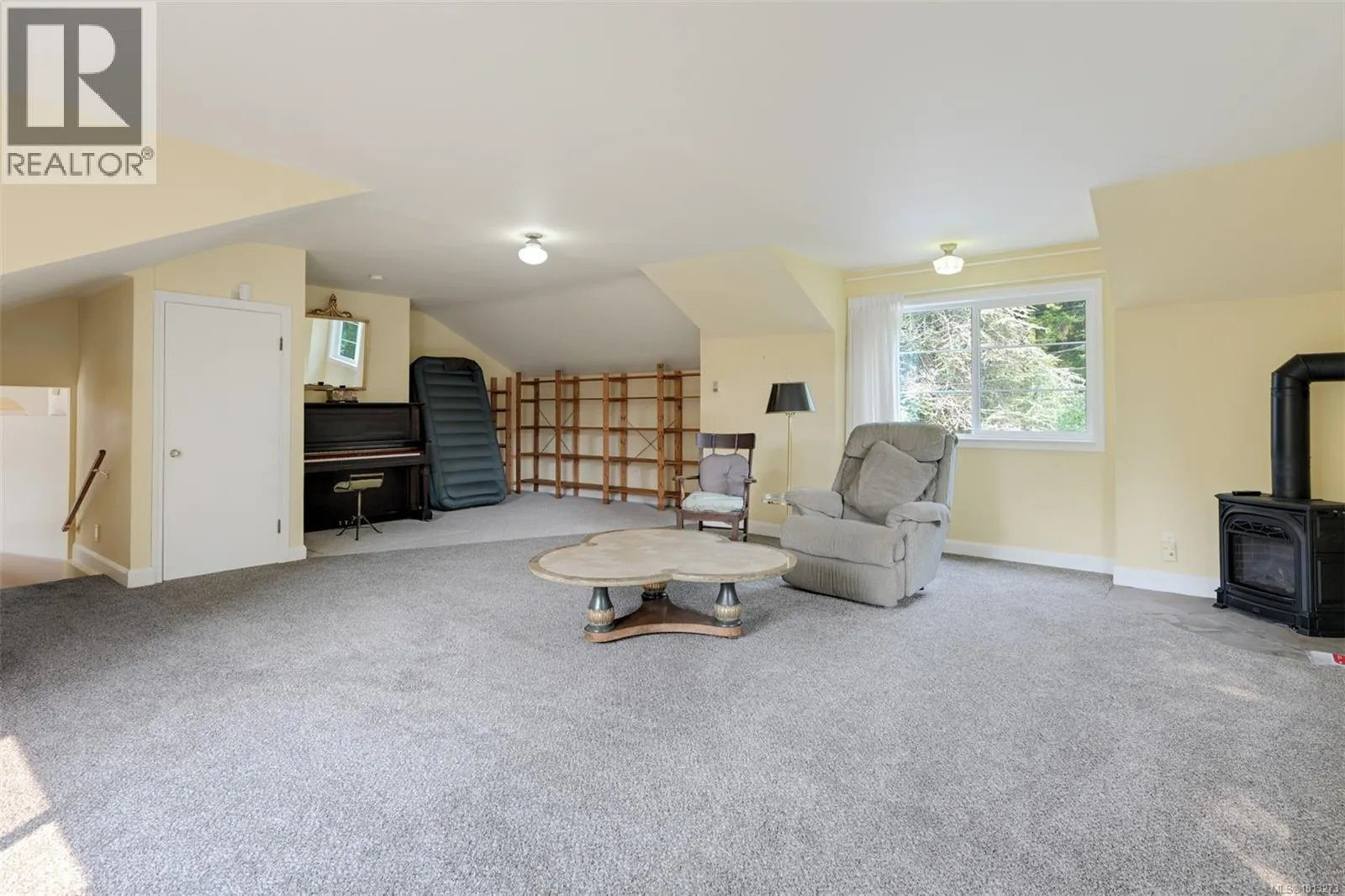 2587 MacDonald Dr W