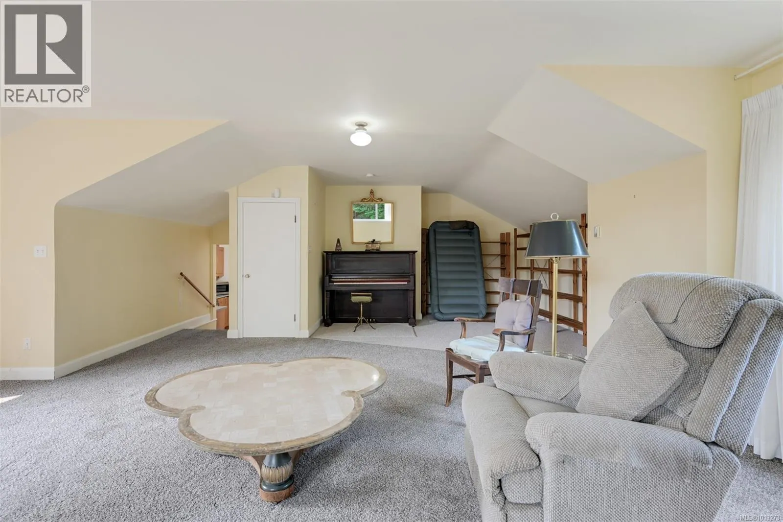 2587 MacDonald Dr W