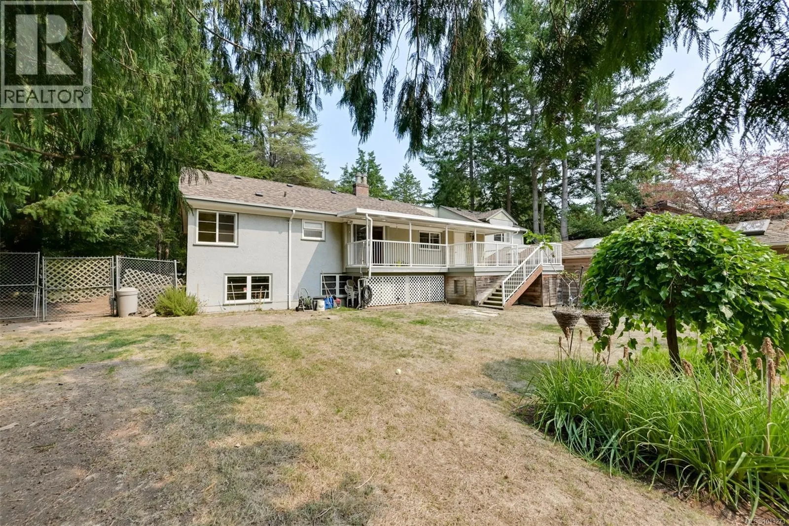 2587 MacDonald Dr W
