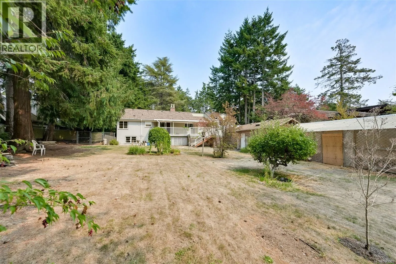 2587 MacDonald Dr W