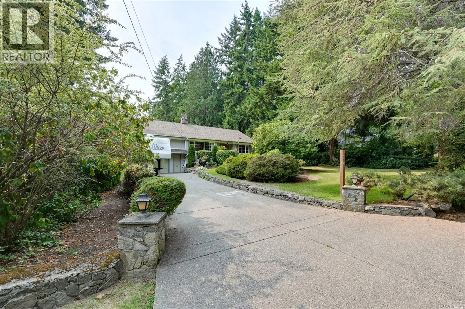 2587 MacDonald Dr W