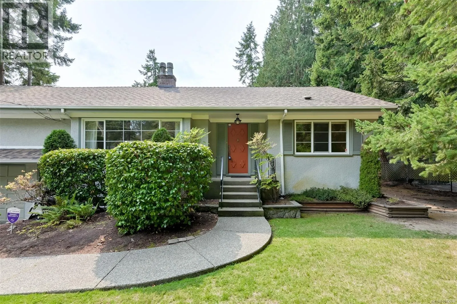 2587 MacDonald Dr W