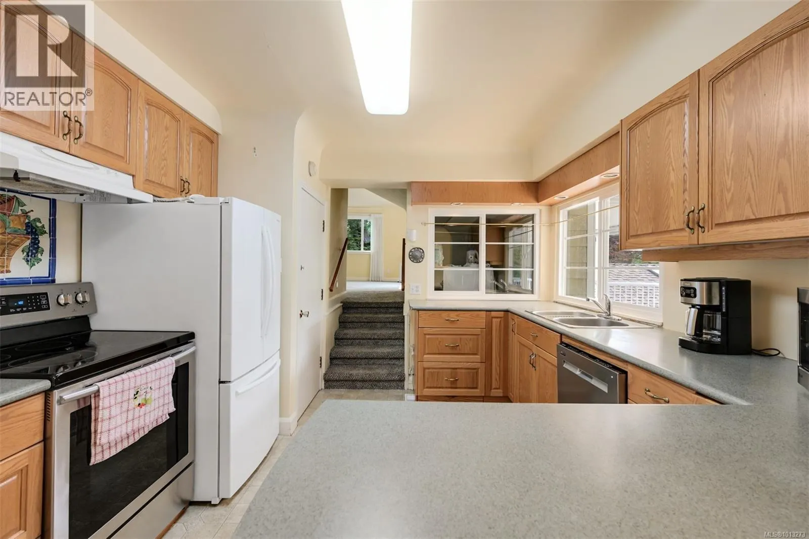2587 MacDonald Dr W