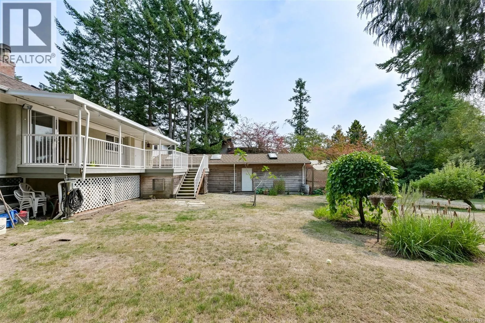 2587 MacDonald Dr W