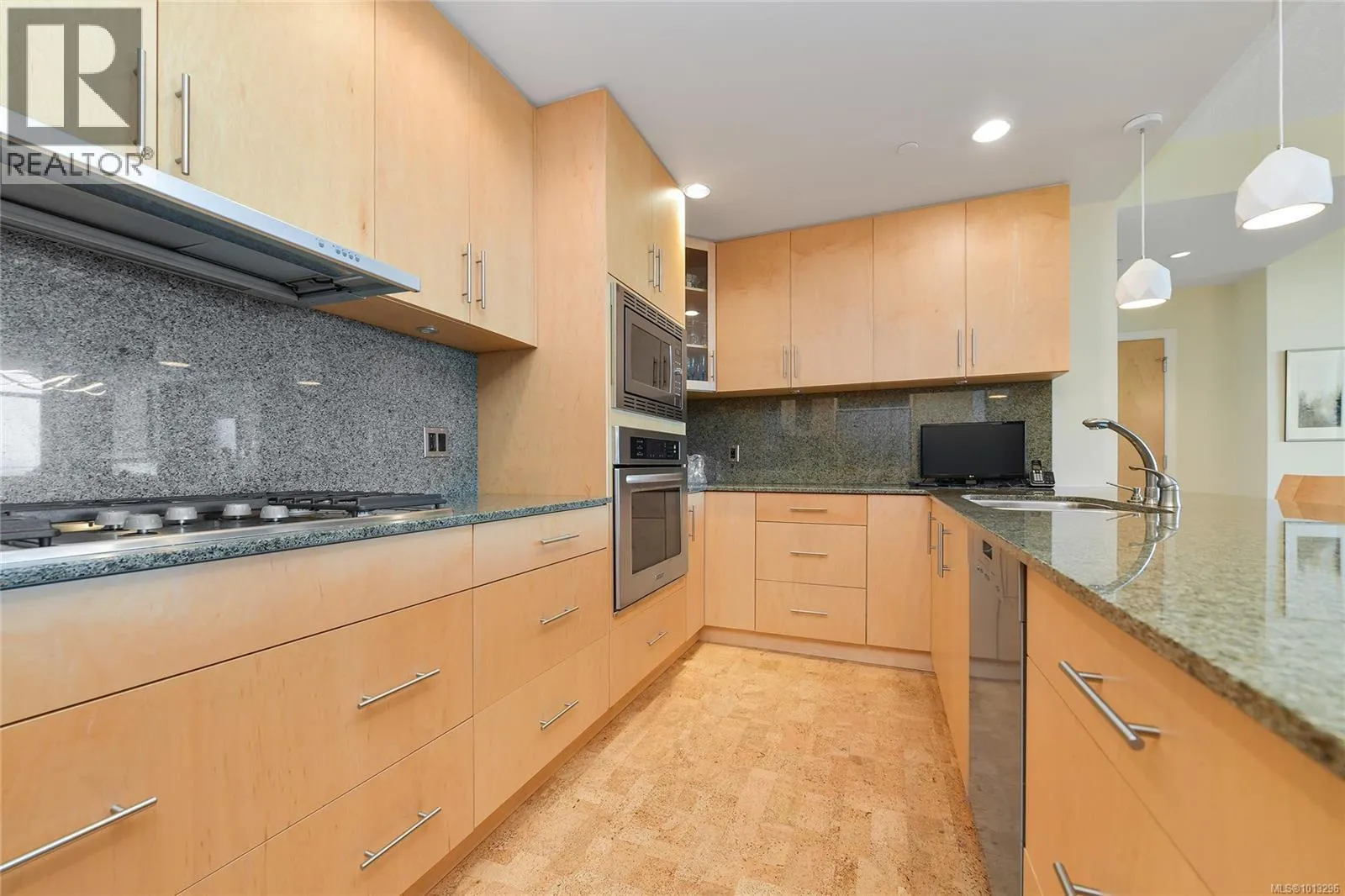 502 748 Sayward Hill Terr
