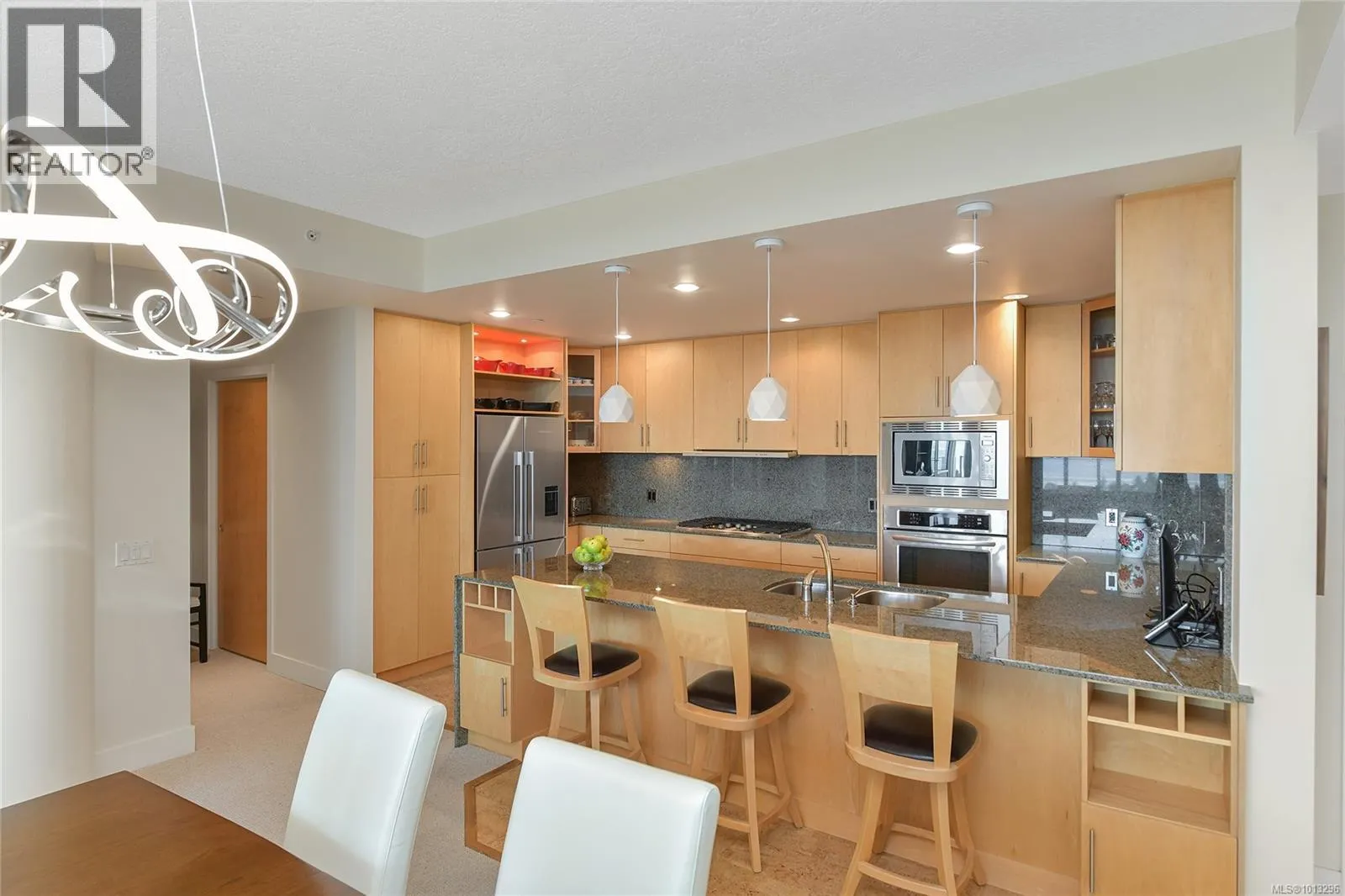 502 748 Sayward Hill Terr