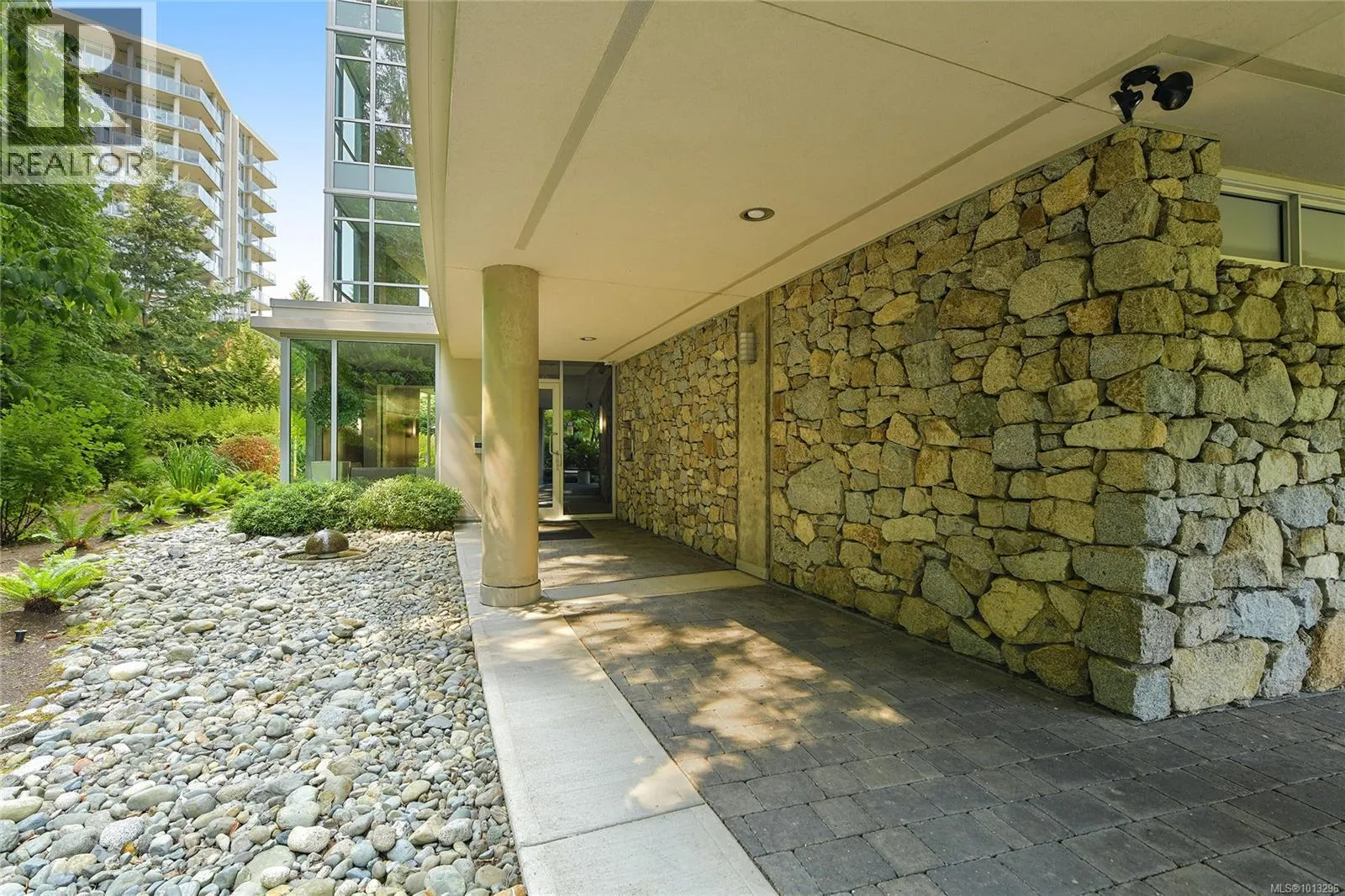 502 748 Sayward Hill Terr