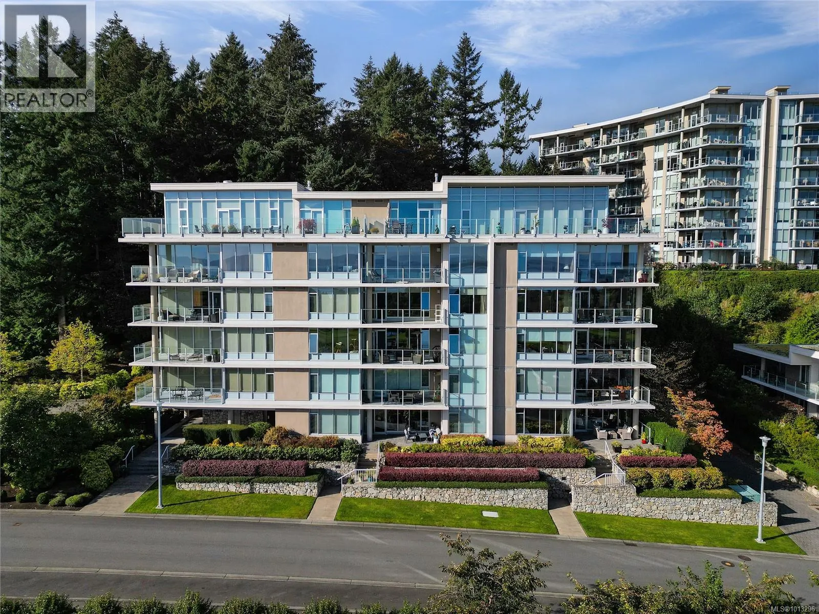 502 748 Sayward Hill Terr