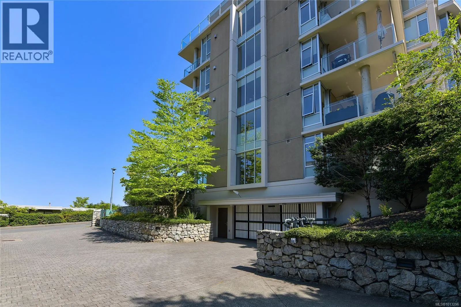 502 748 Sayward Hill Terr