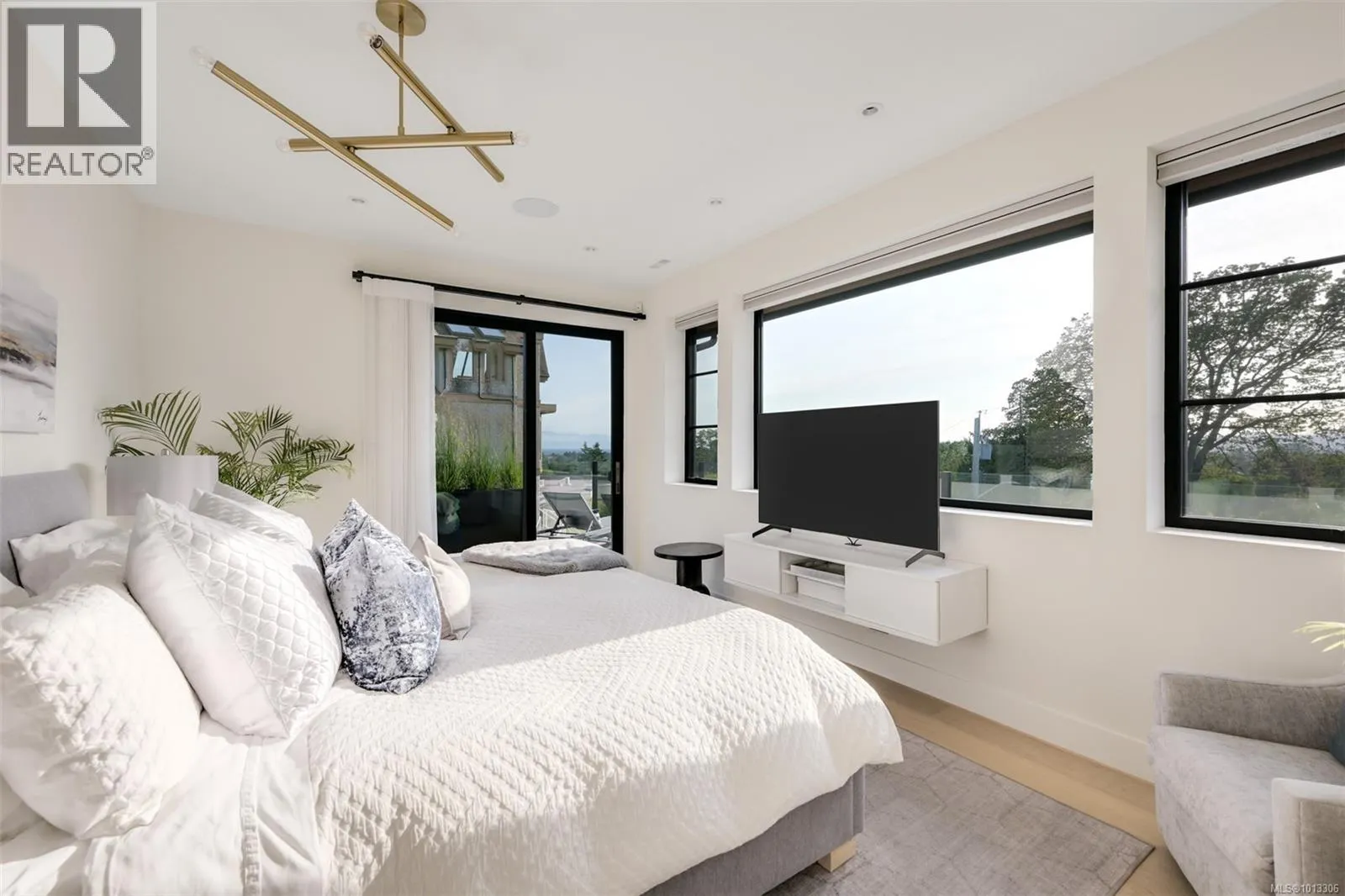 717 Robleda Cres