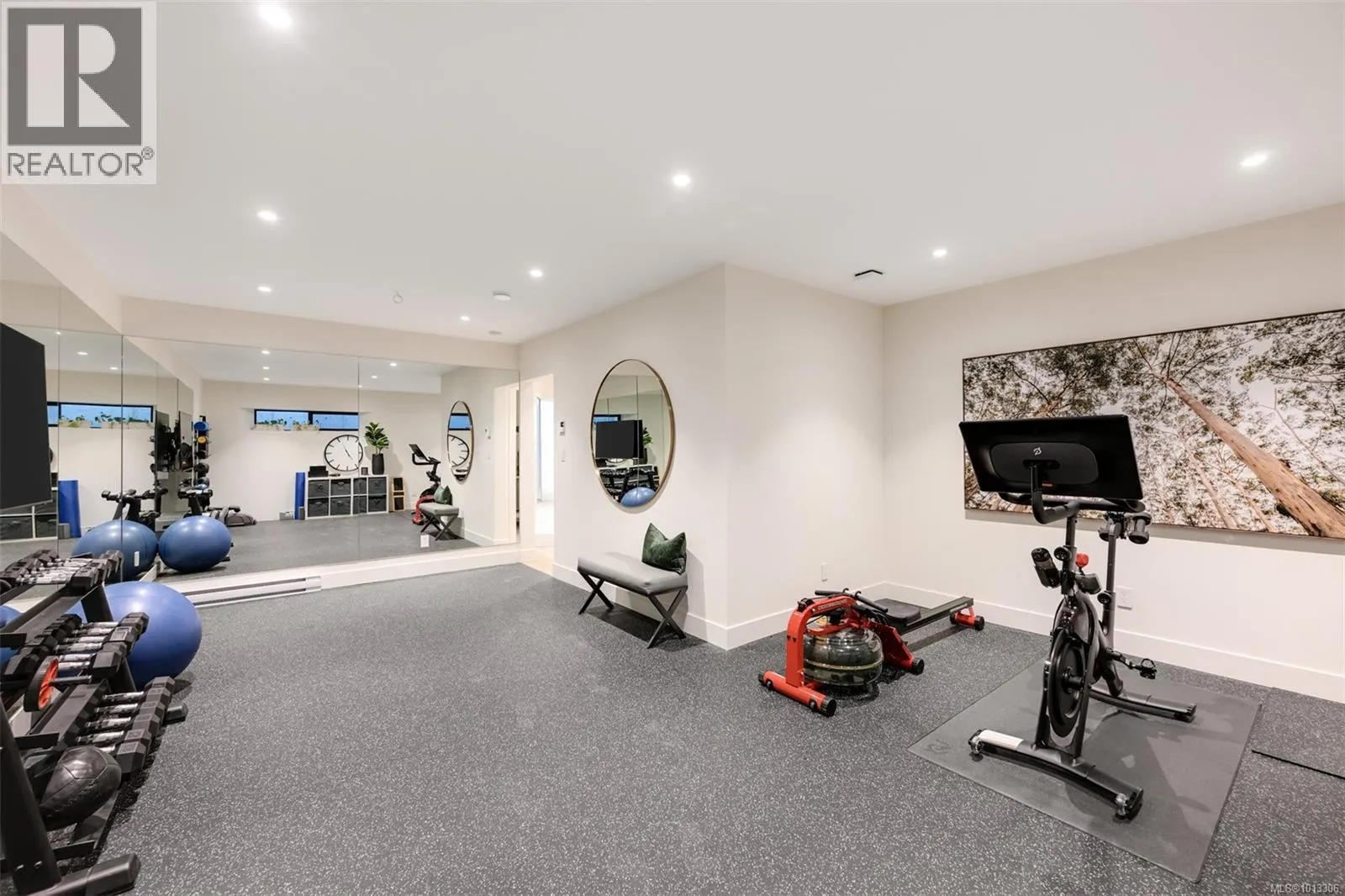 717 Robleda Cres