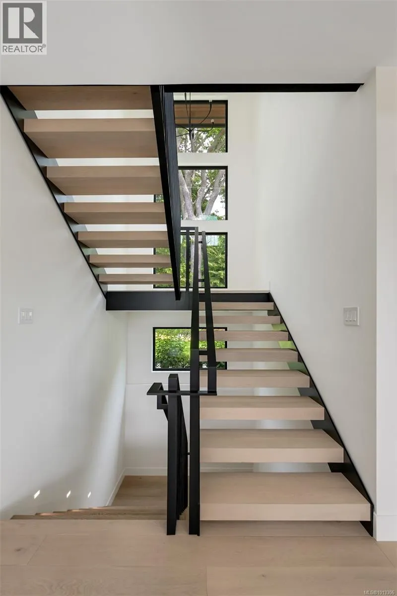 717 Robleda Cres