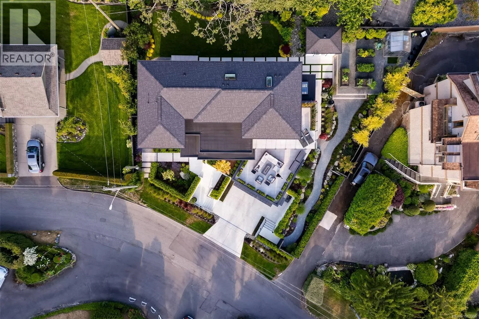 717 Robleda Cres