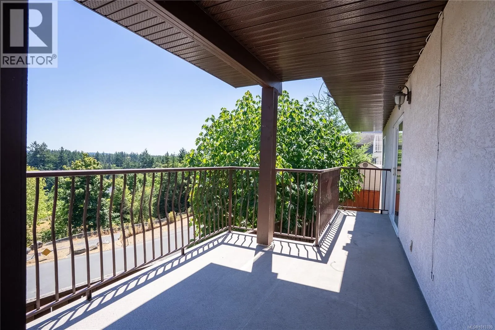 2562 Crystalview Dr