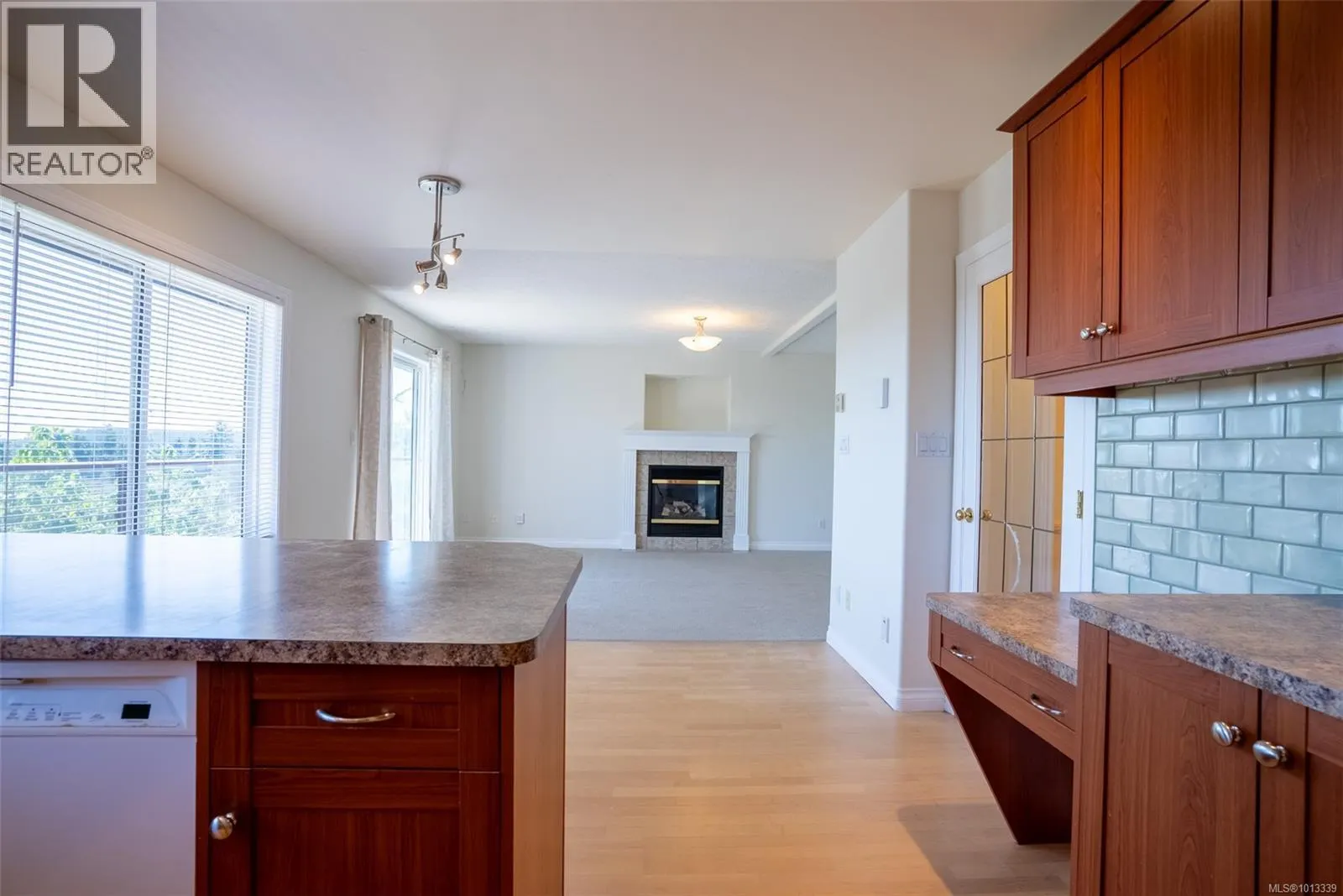 2562 Crystalview Dr