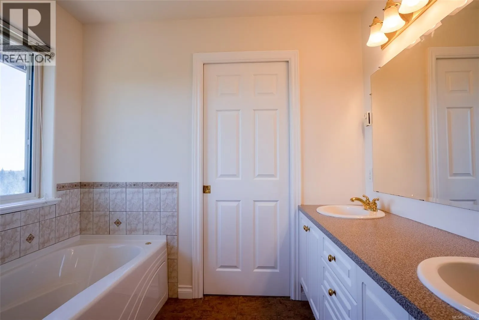 2562 Crystalview Dr
