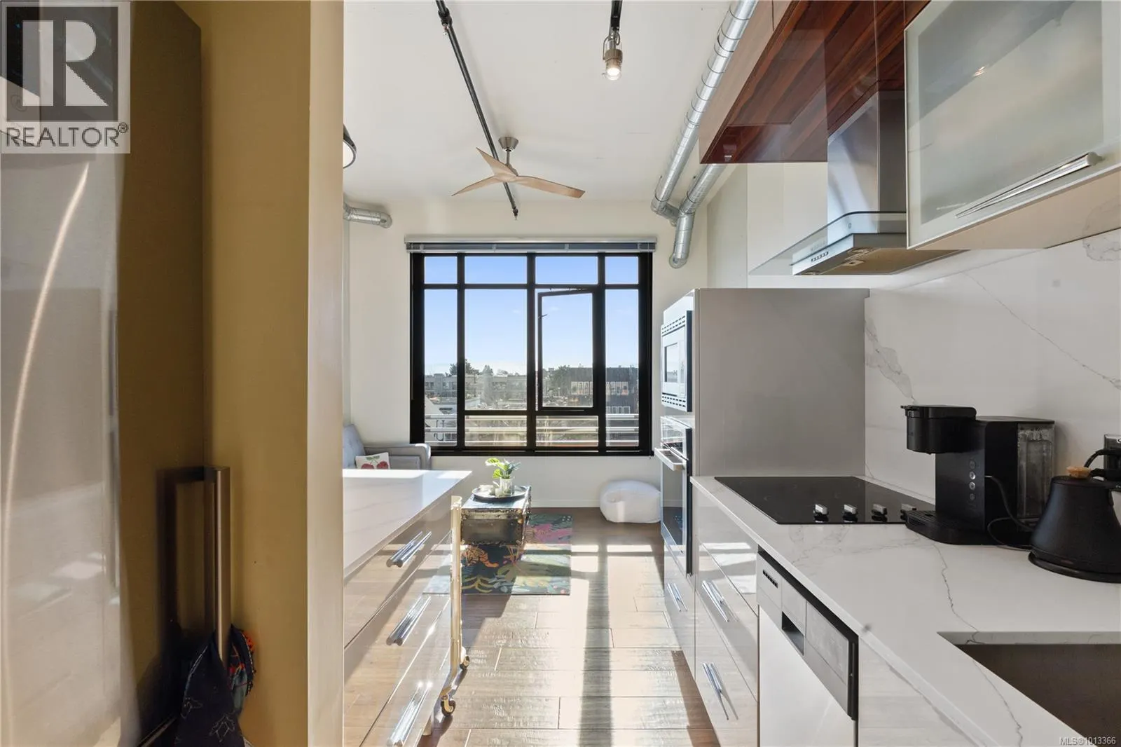 526 1029 View St