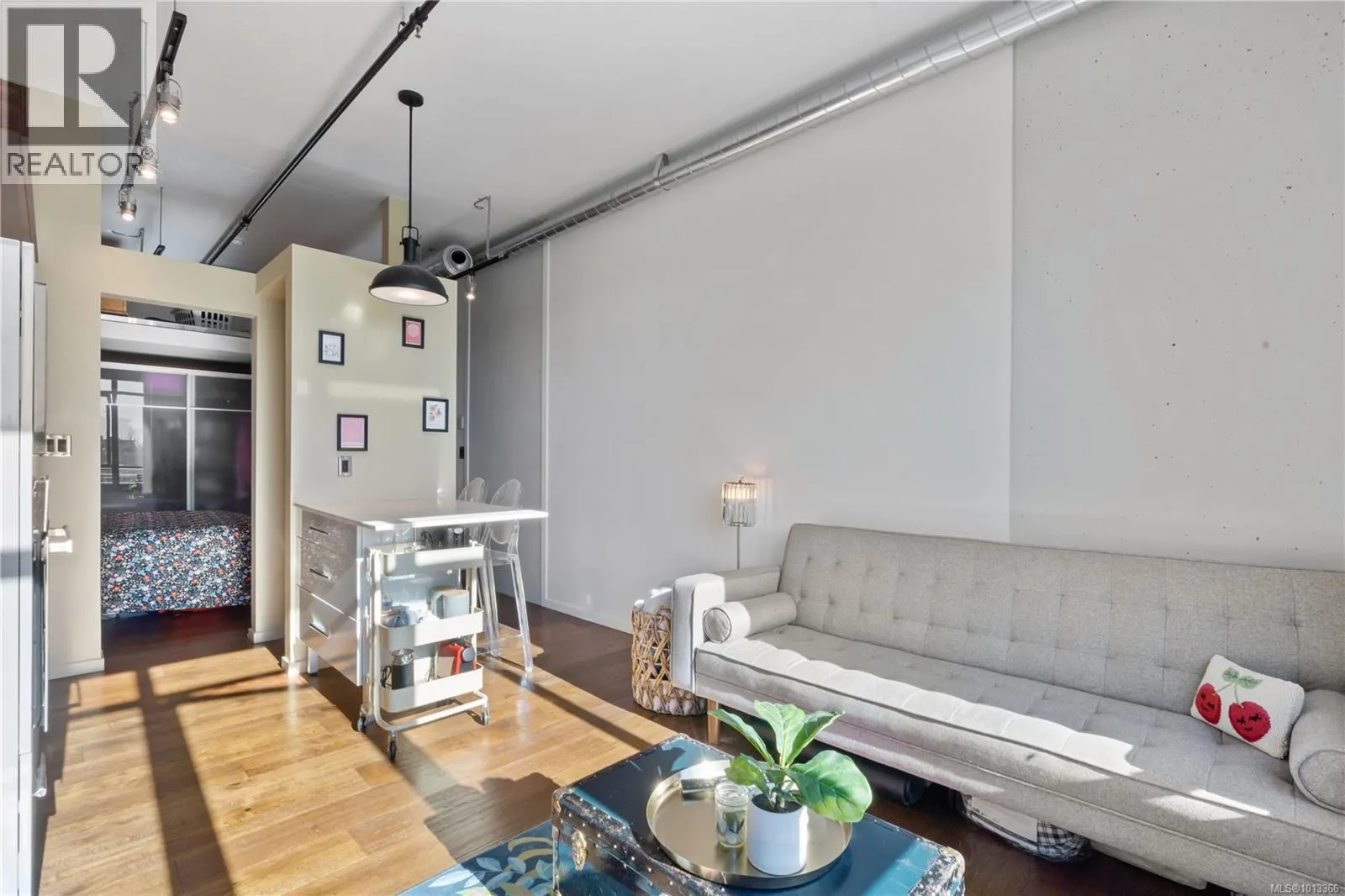 526 1029 View St