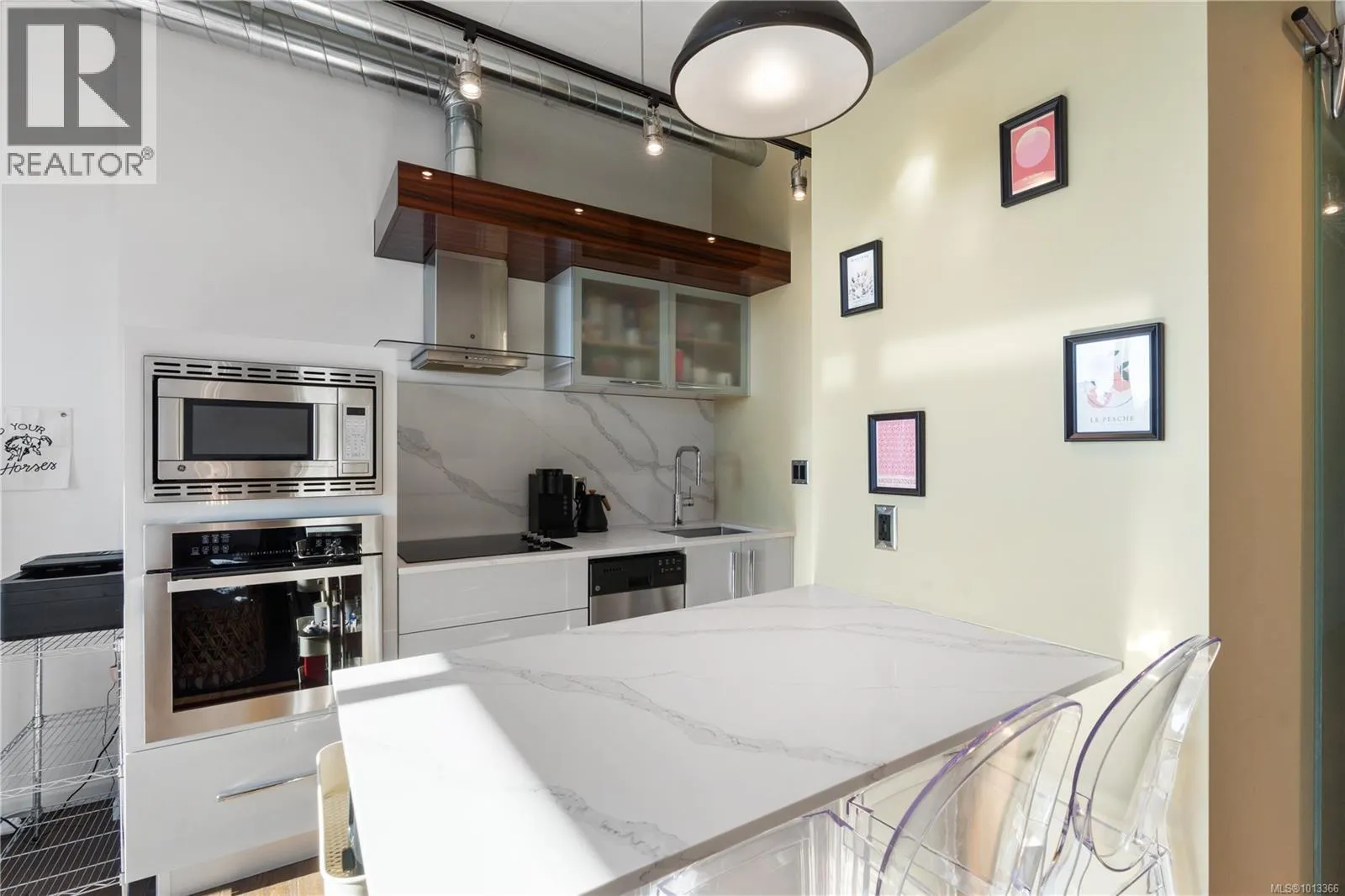526 1029 View St